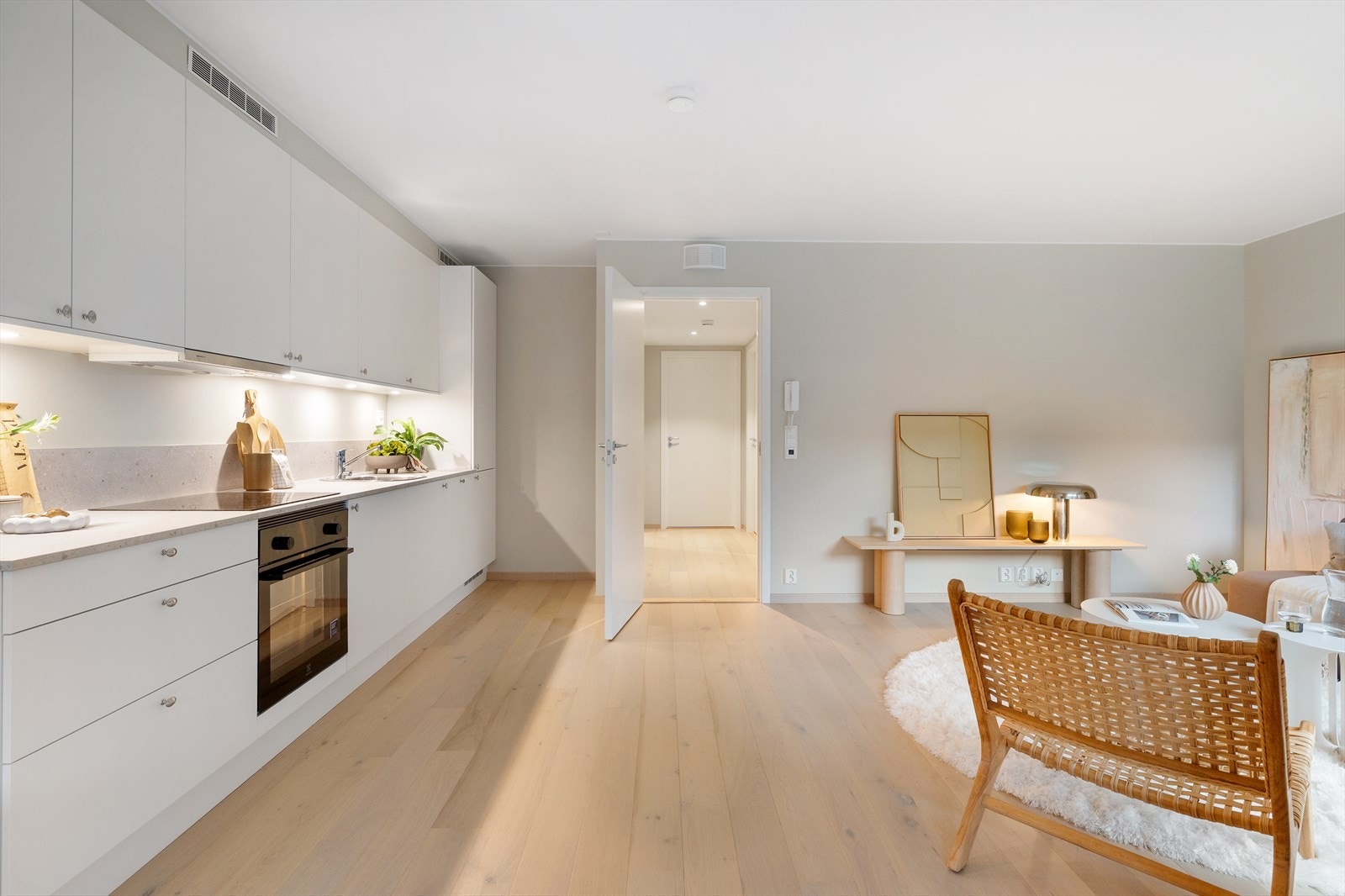 Flott Sigdal kjøkkeninnredning med god skap- og benkplass Galleribilde