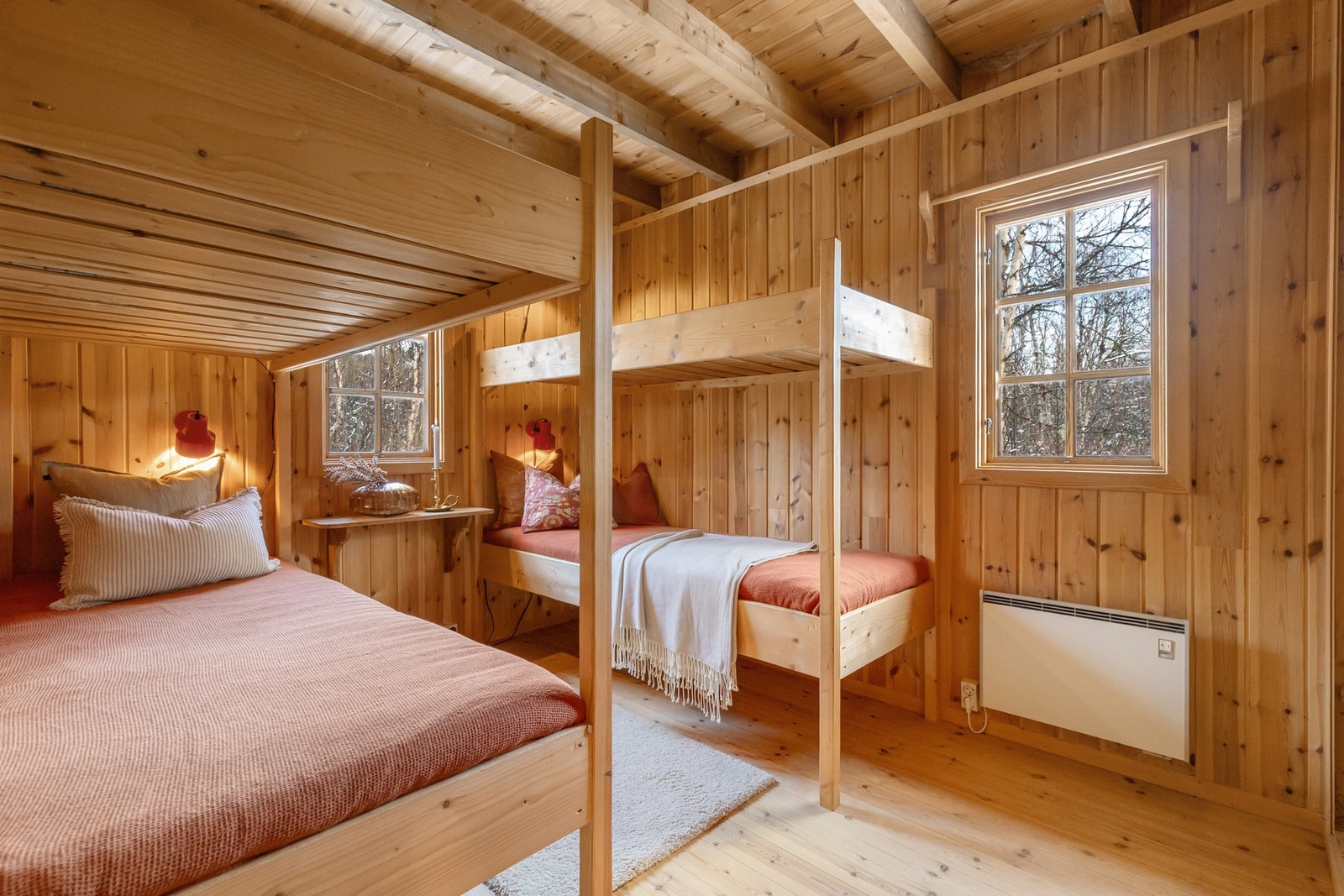 Soverom fire med to enkeltkøyesenger og plassbygd garderobeskap med åpen løsning Galleribilde