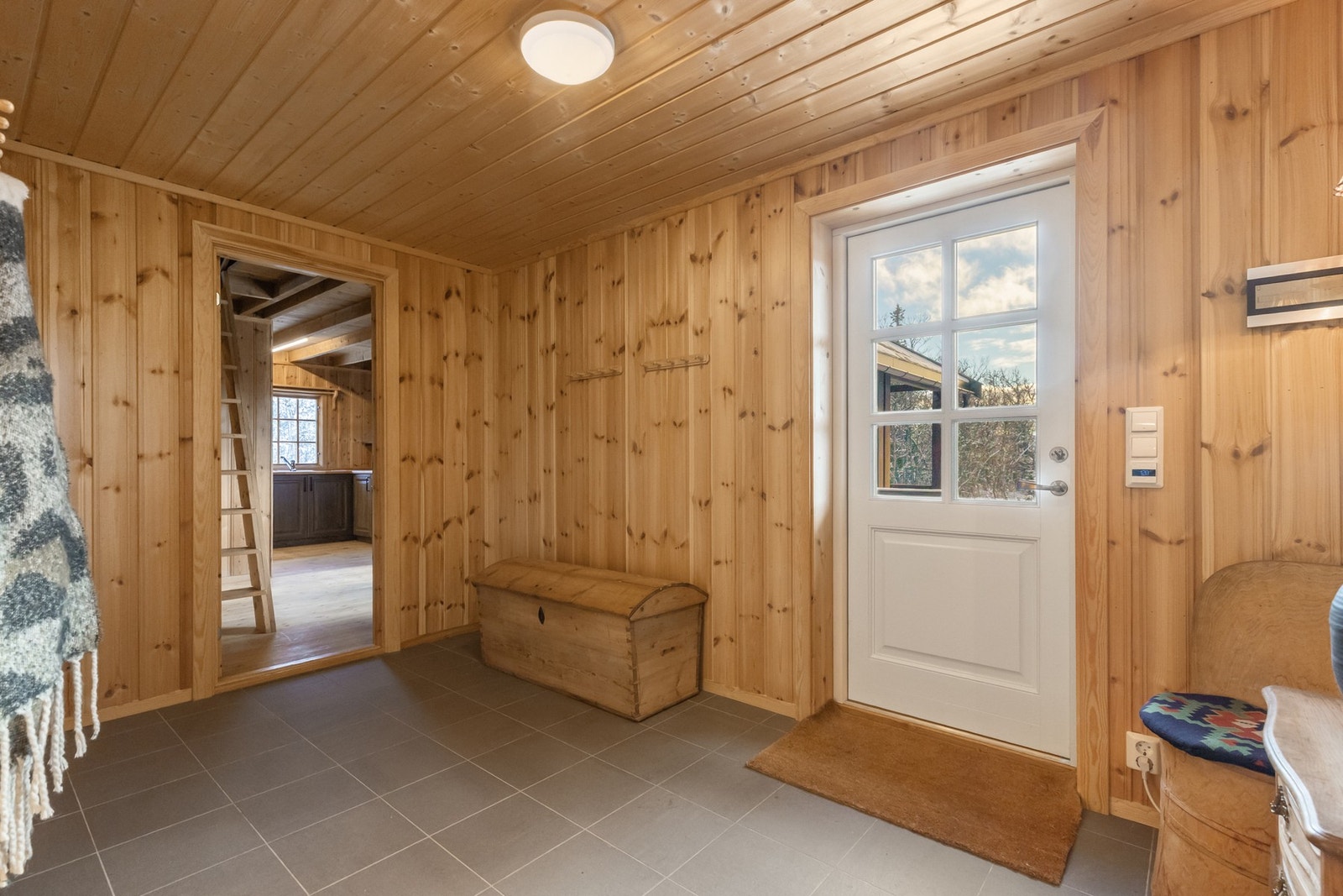 Romslig entré Galleribilde