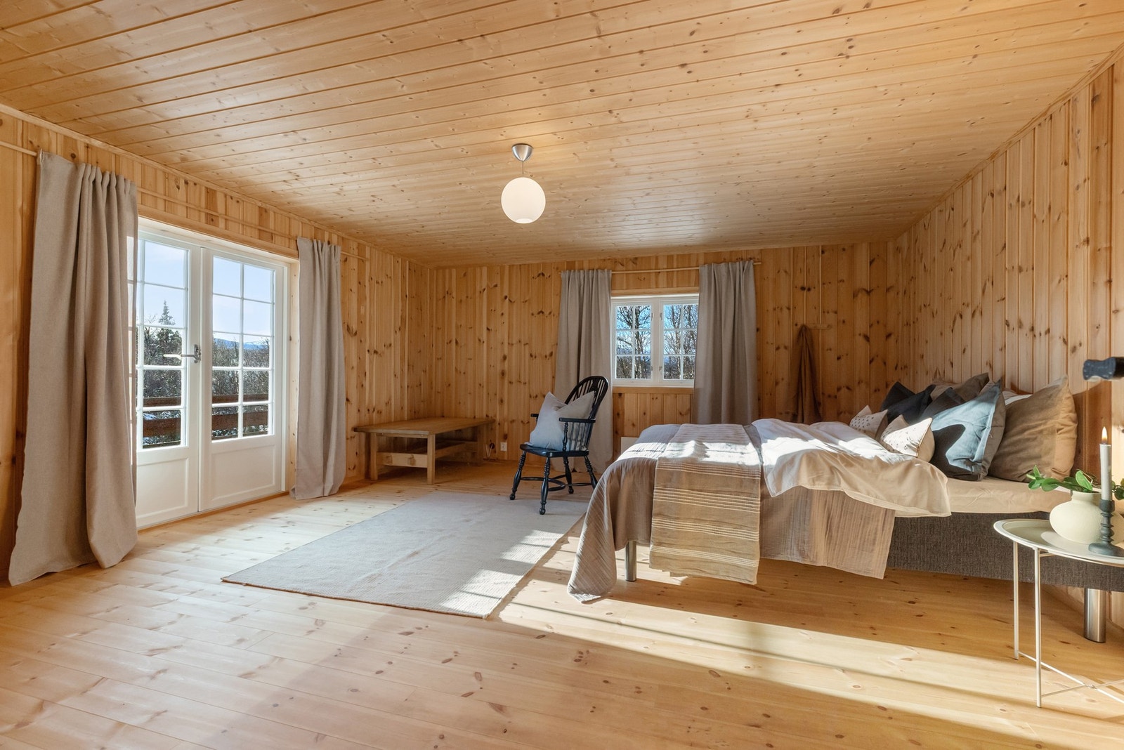 Hytta har fire gode soverom. Romslig hovedsoverom med meget god plass til dobbeltseng og garderoebeskap, samt andre soveromsmøbler Galleribilde