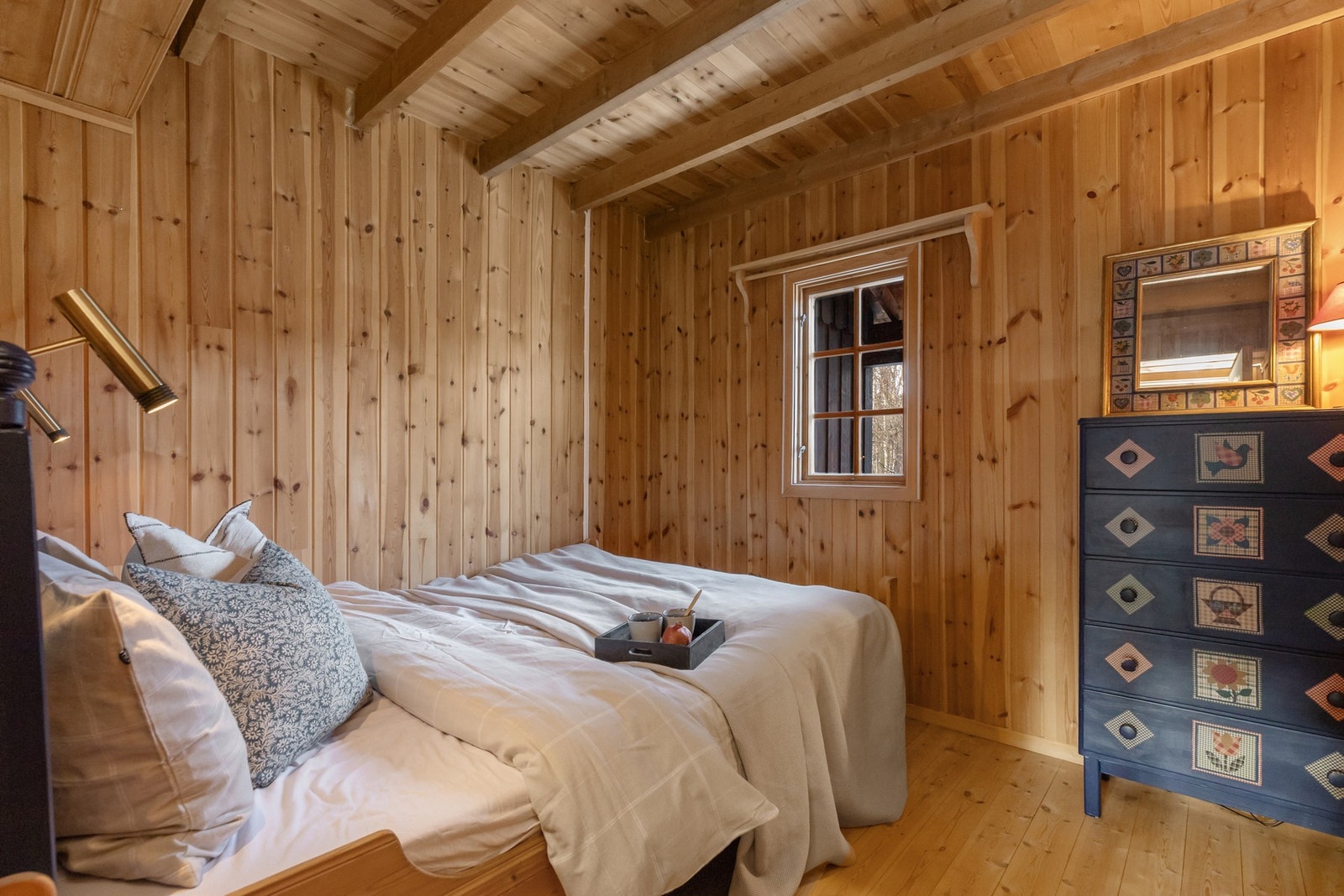 Soverom tre med plass til en mindre dobbeltseng og kommode Galleribilde