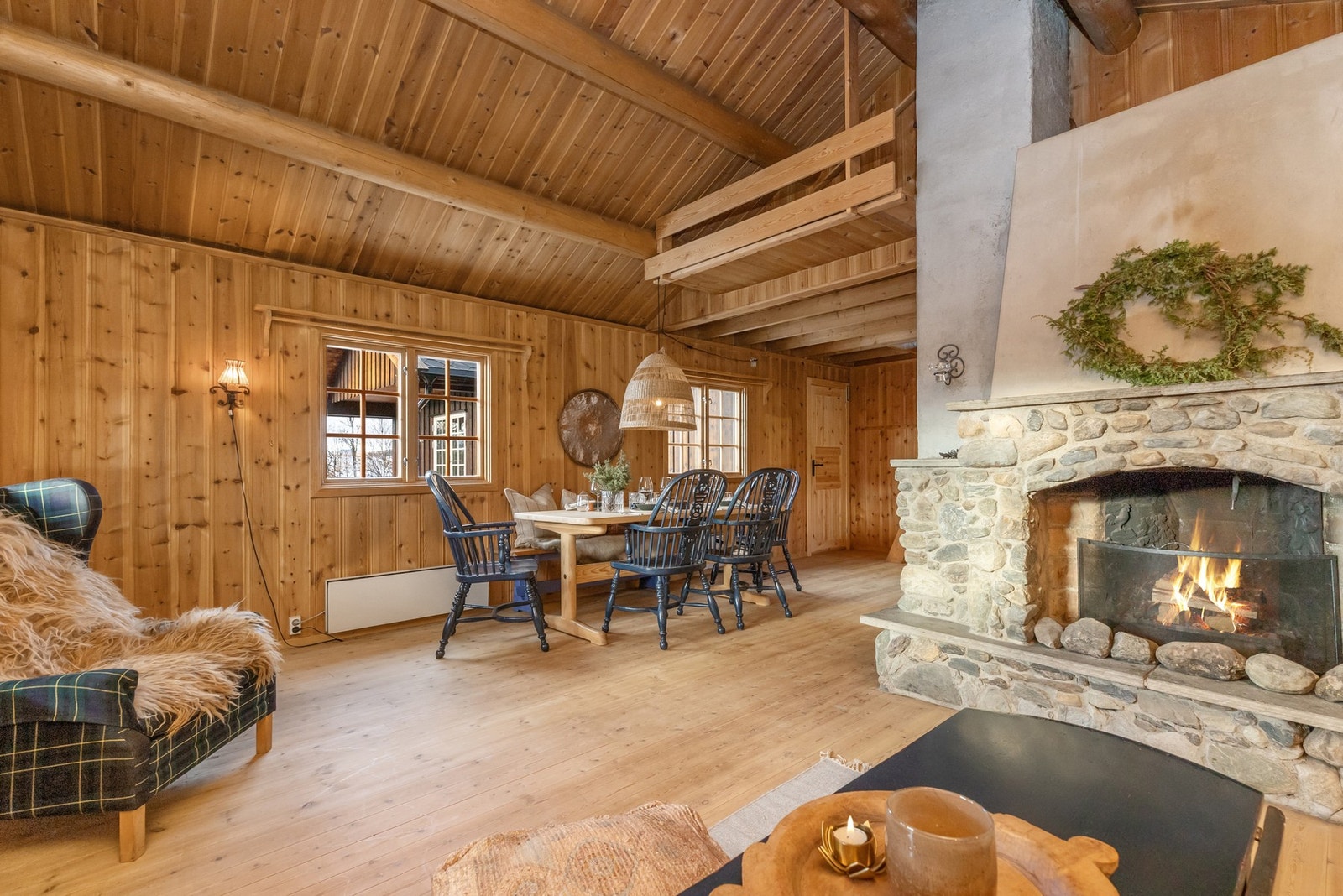 Fra vinduene flommer dagslyset inn Galleribilde