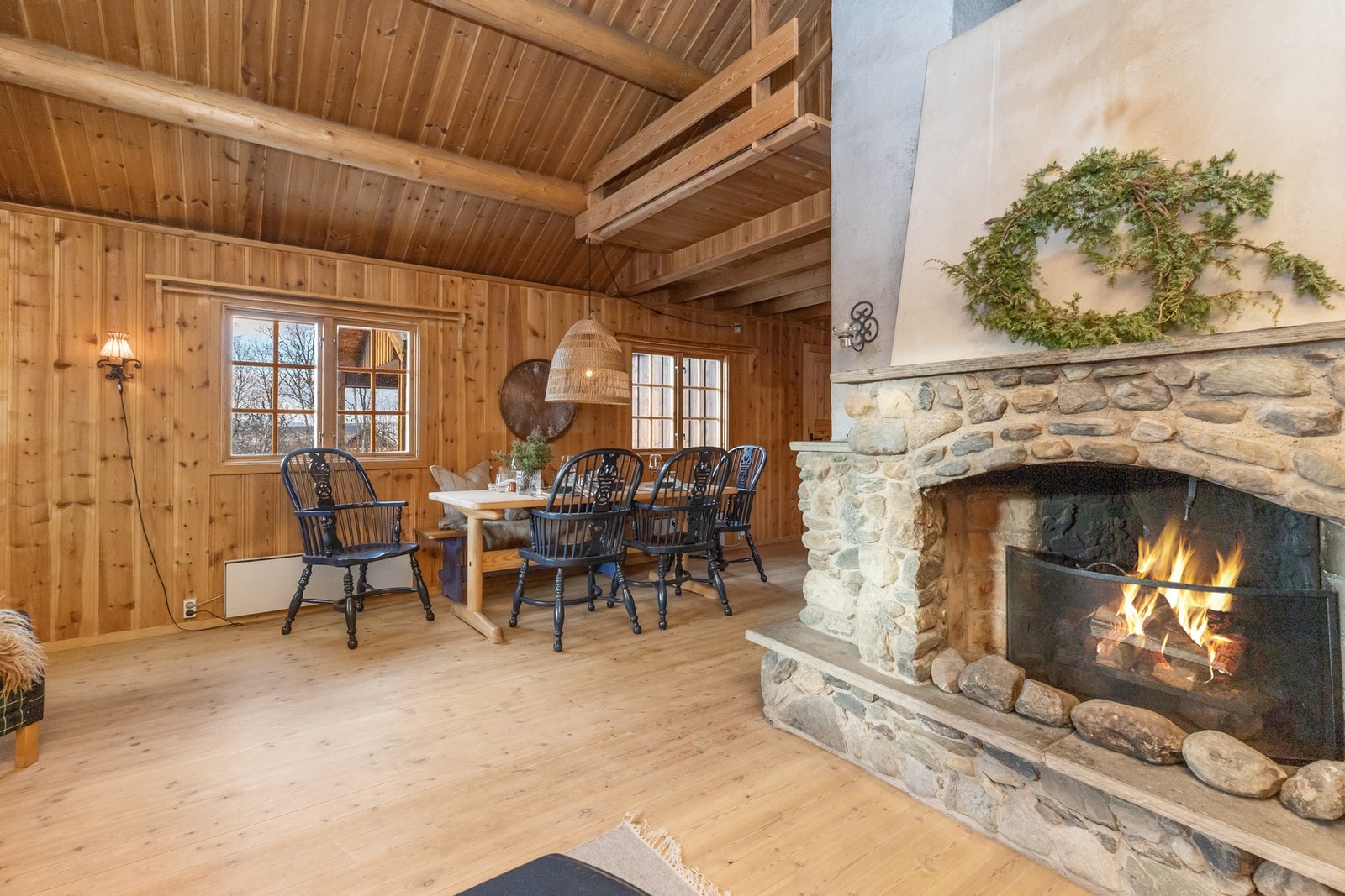 Den sjarmerende gruepeisen tilfører varme og karakter til rommet Galleribilde