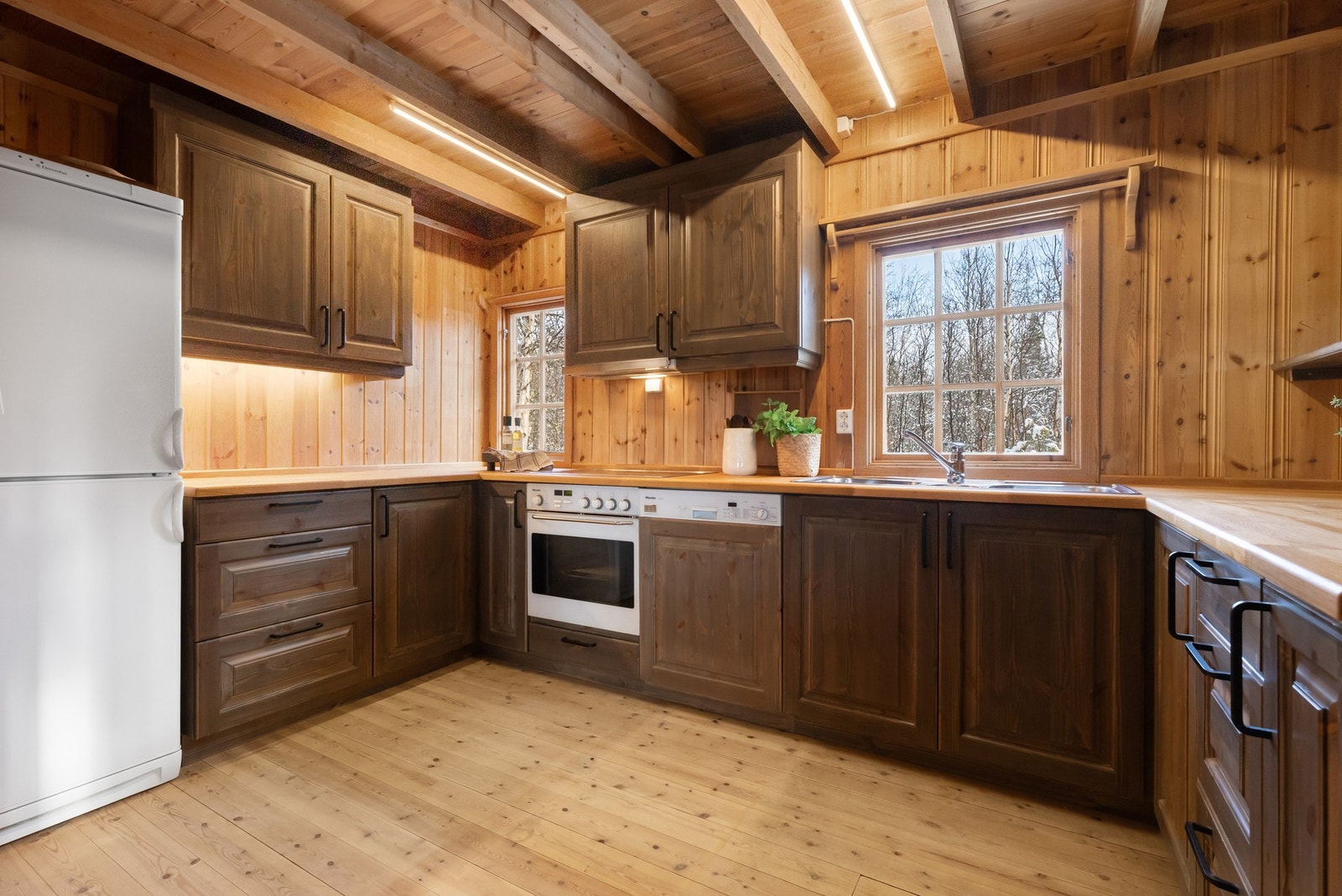 Pent uttrykk med beiset innredning og profilerte fronter Galleribilde