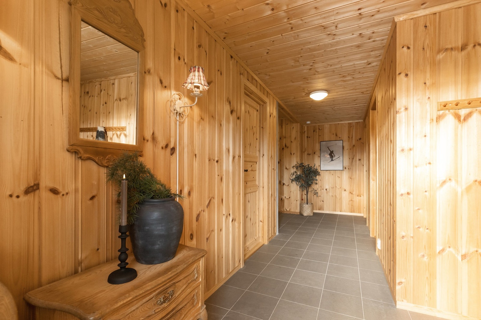 Med flislagt gulv og varmekabler, gir det en lun velkomst til hytta Galleribilde