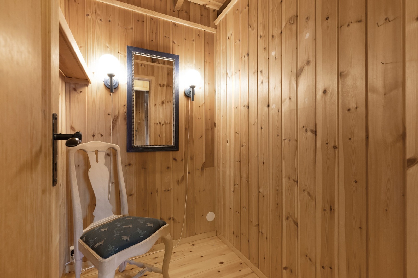 Denne boden er praktisk med god plass til oppbevaring og ekstra garderobemuligheter Galleribilde