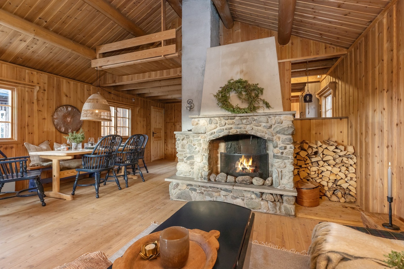 God plass til spisebord mot kjøkkenet Galleribilde