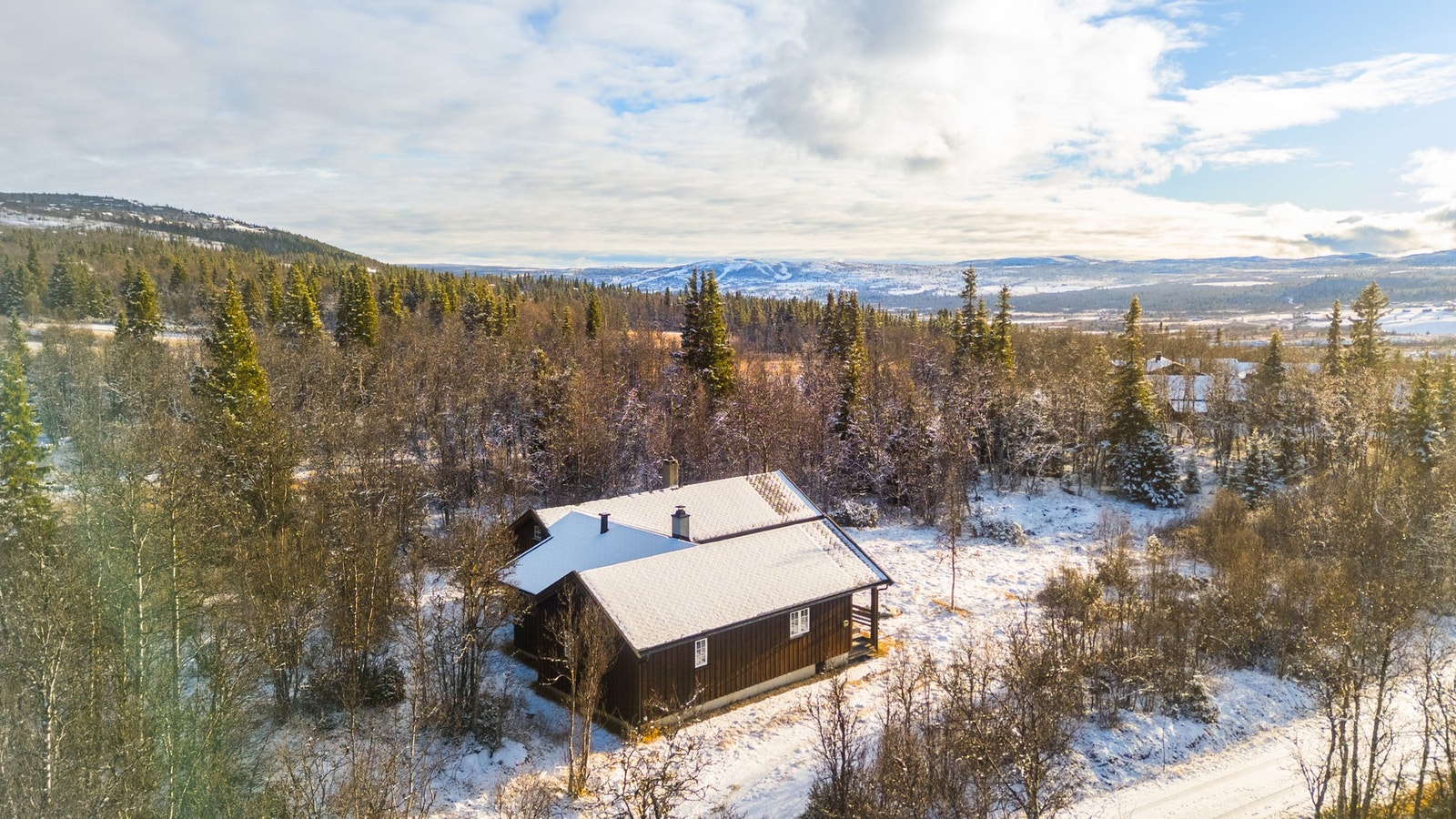 Skiløyper i nærheten ca. 50 meter fra hyttedøren, som tar deg milevis avgårde Galleribilde