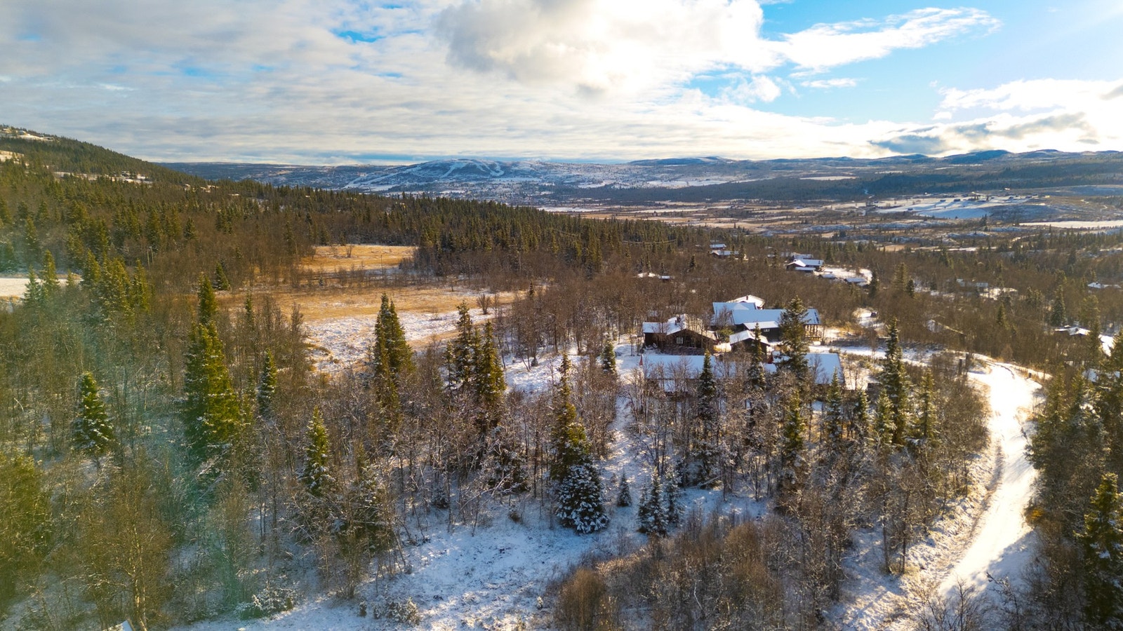 Eiendommen ligger fint til med flott utsikt mot vakre fjell og naturskjønne områder rundt- På bildet ser man Vaset Skiheiser/alpinanlegg lengst bak til venstre. Galleribilde