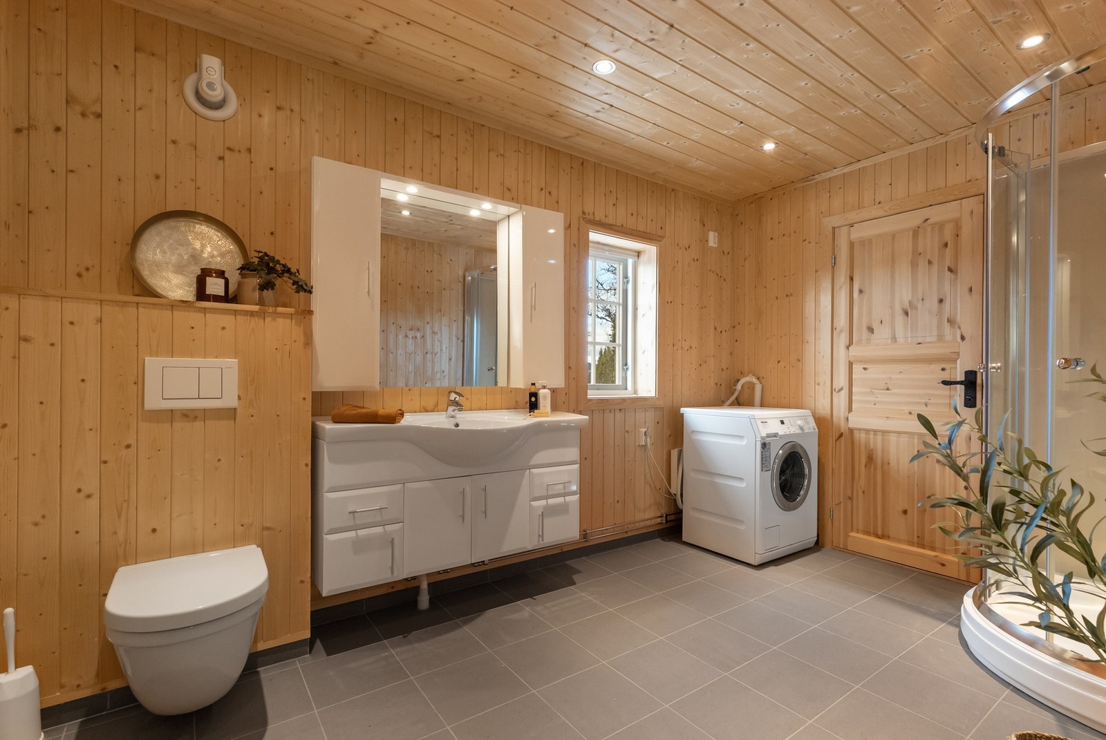 Hovedbad har innredning med god skapplass og heldekkende servant Galleribilde