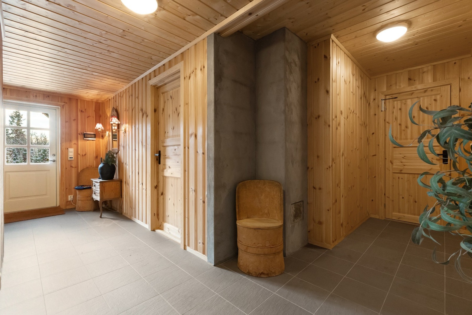 Entré og gang med god plass til skap for oppbevaring for yttertøy og sko Galleribilde