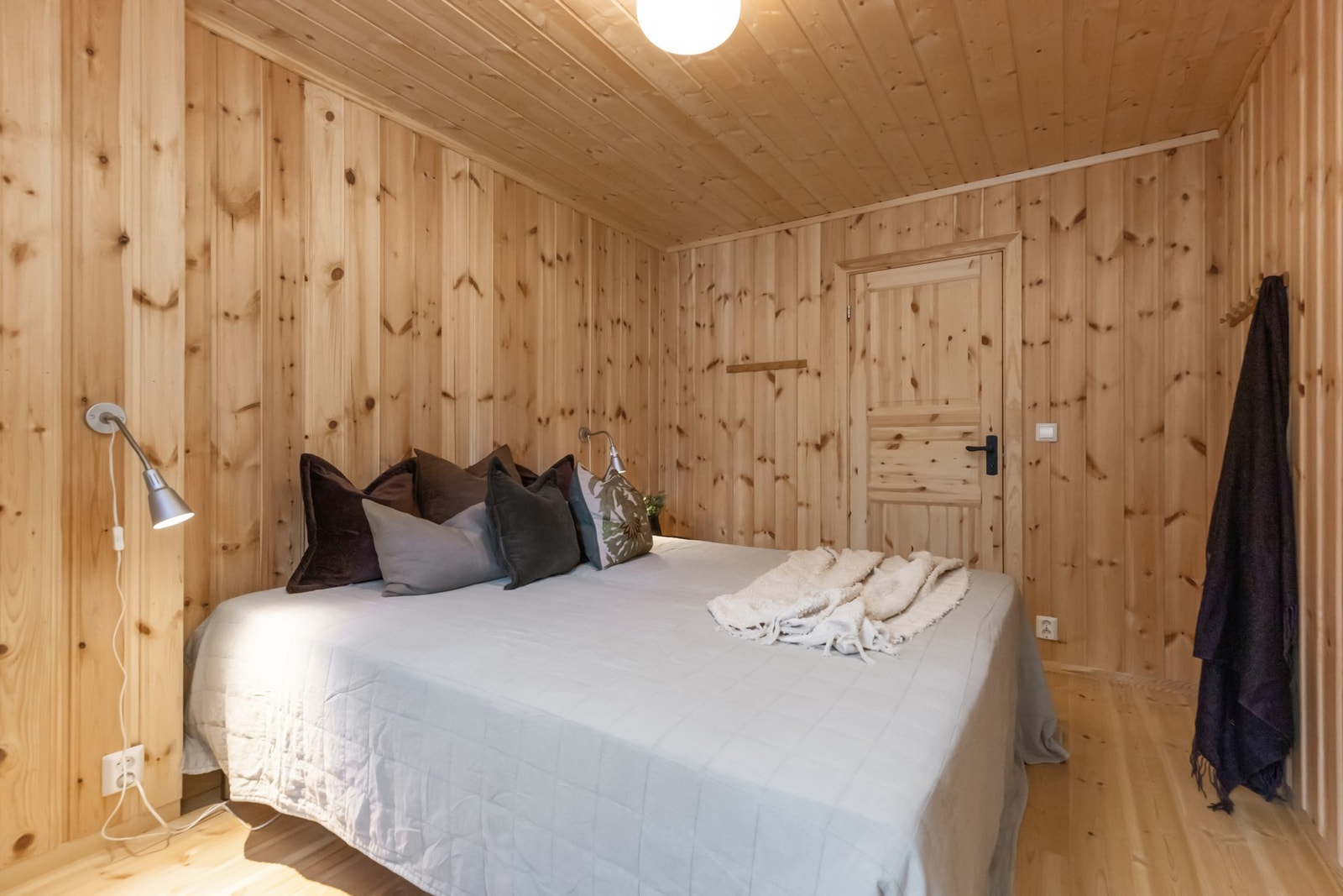 Soverom to med plass til dobbeltseng, her er det også plass til mer oppbevaringsmøbler om man ønsker det Galleribilde