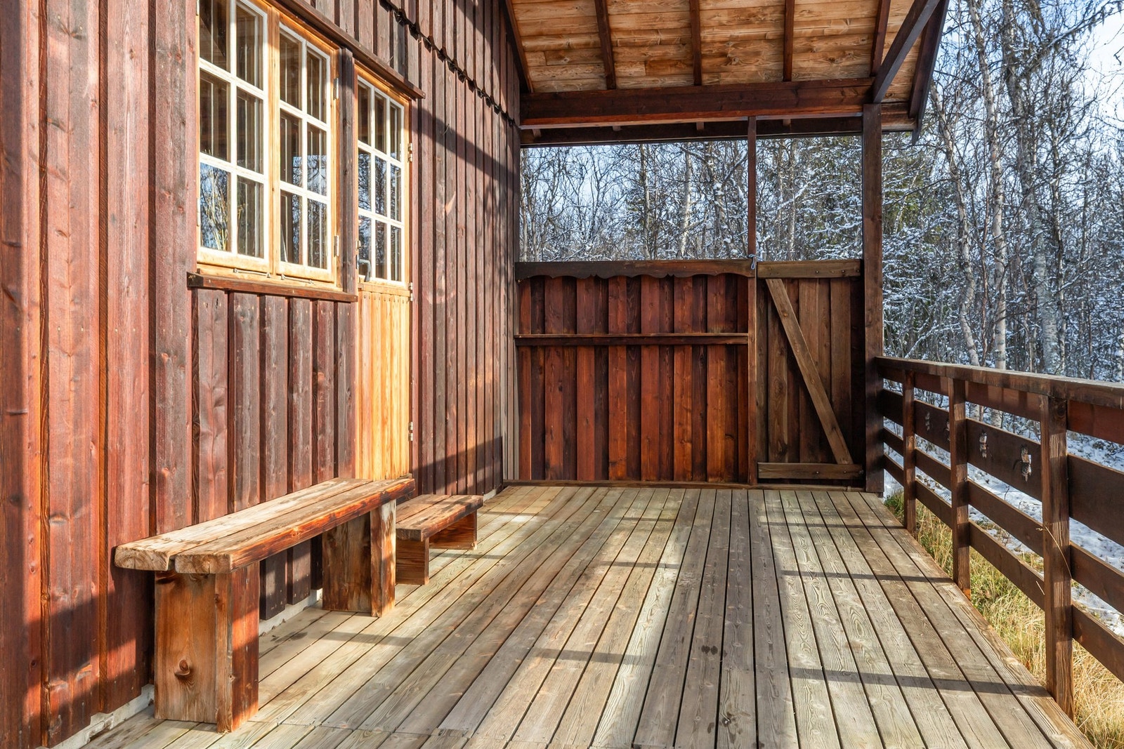 Terrasse utenfor stuen med plass til sittegruppe Galleribilde