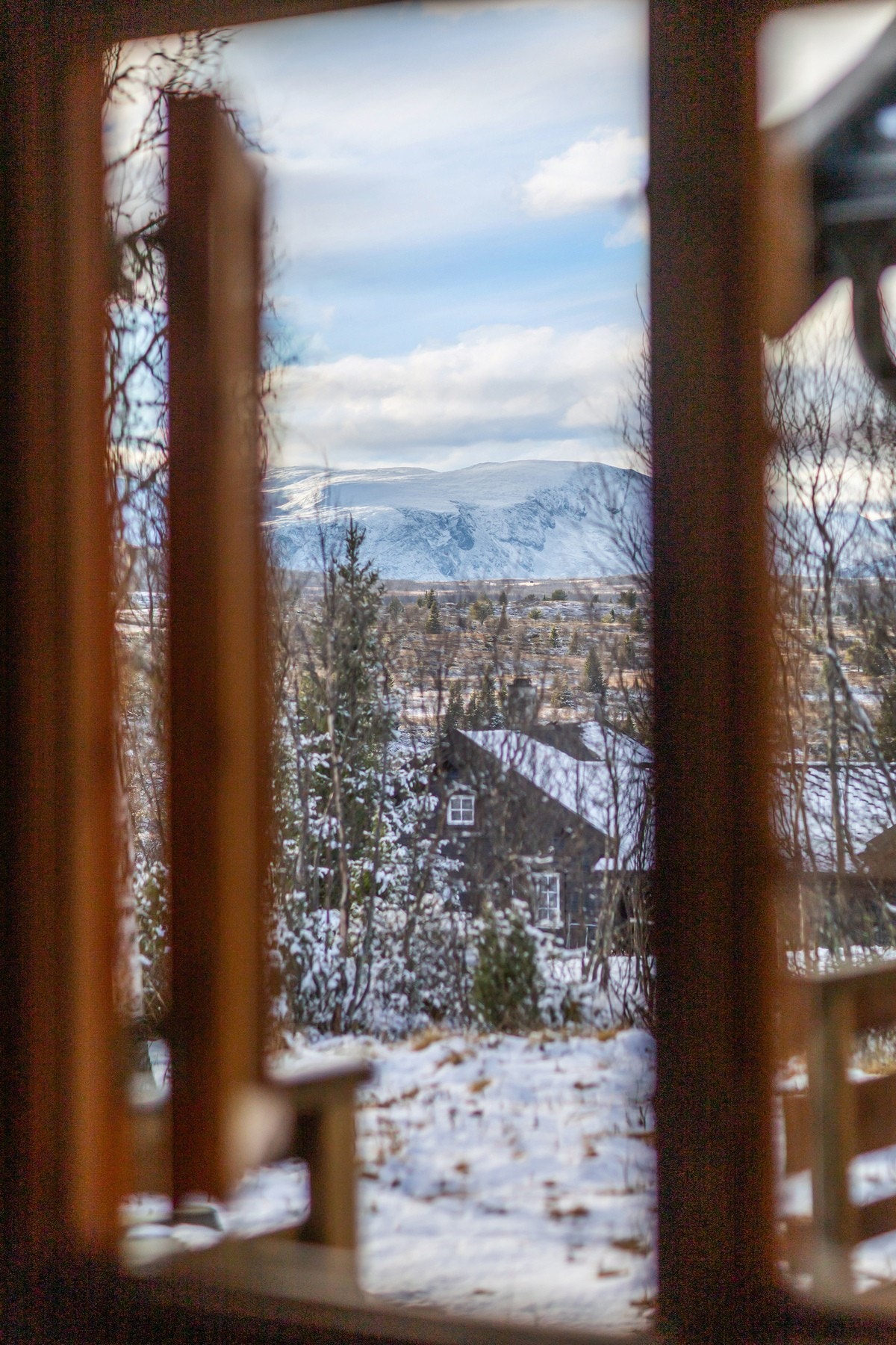 Eiendommen ligger fint til med flott utsikt mot vakre fjell som blant annet Grønsennknippa, Gilafjellet og naturskjønne områder rundt Galleribilde
