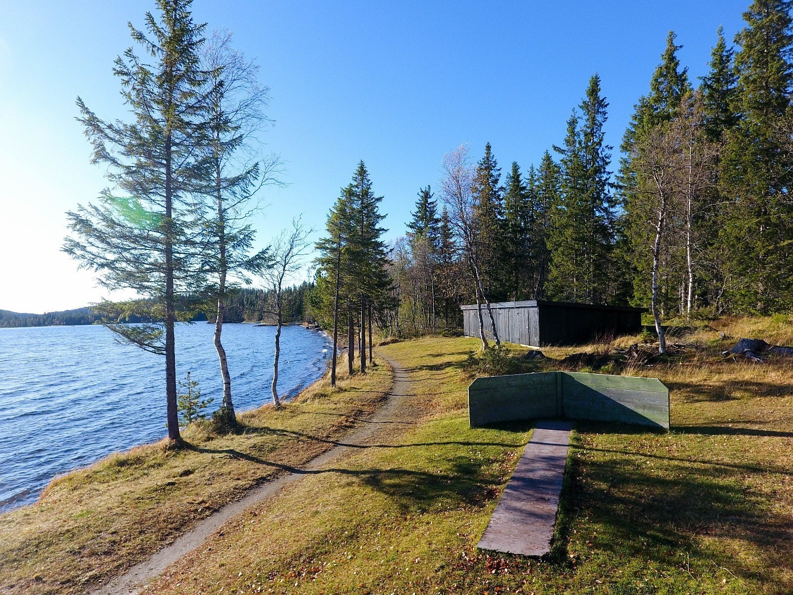 Ved badestranda er det også naust og møteplass for for den lokale velforeningen Galleribilde