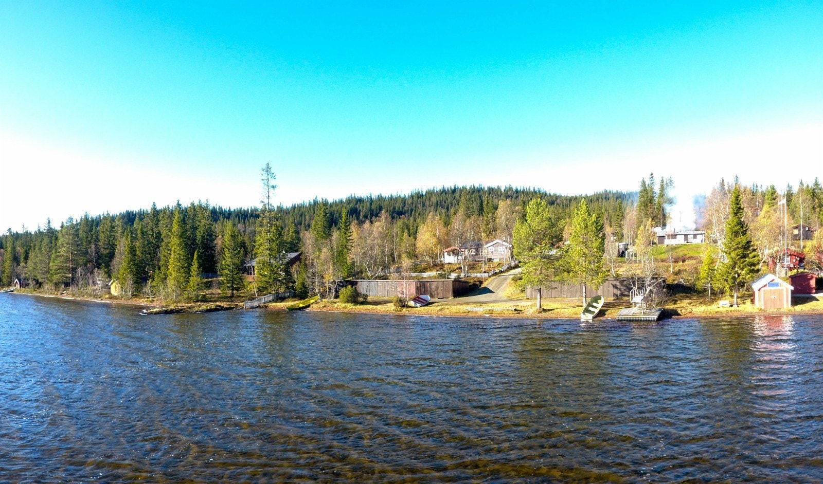 Noen minuttters gange unna hyttefeltet ligger Ramstadsjøen med stupetårn, fin sandstrand og gode fiskemuligheter Galleribilde
