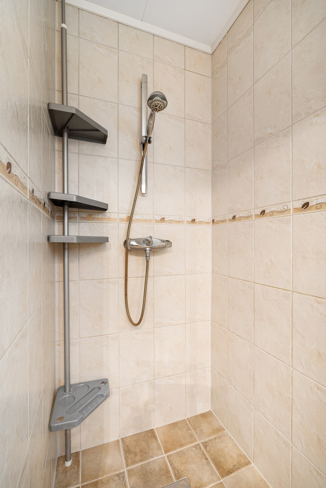 Dusjhjørne med dusjgarnityr på vegg. Galleribilde