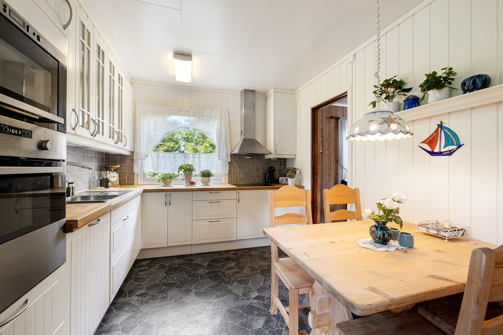 Flott kjøkken med mye skap- og benkeplass. Galleribilde