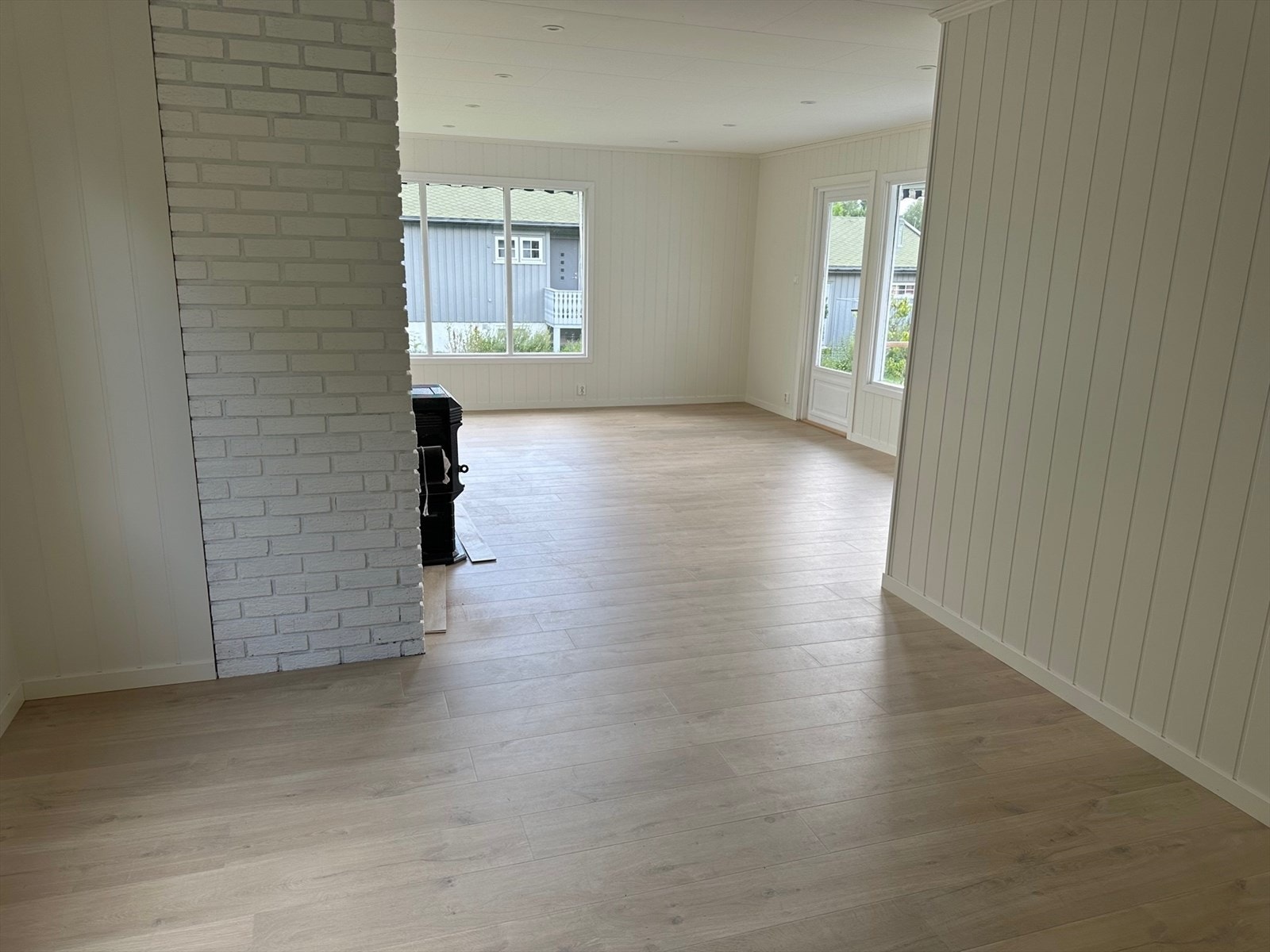 Stuen er pusset opp med nytt gulv og plater på vegger. Galleribilde