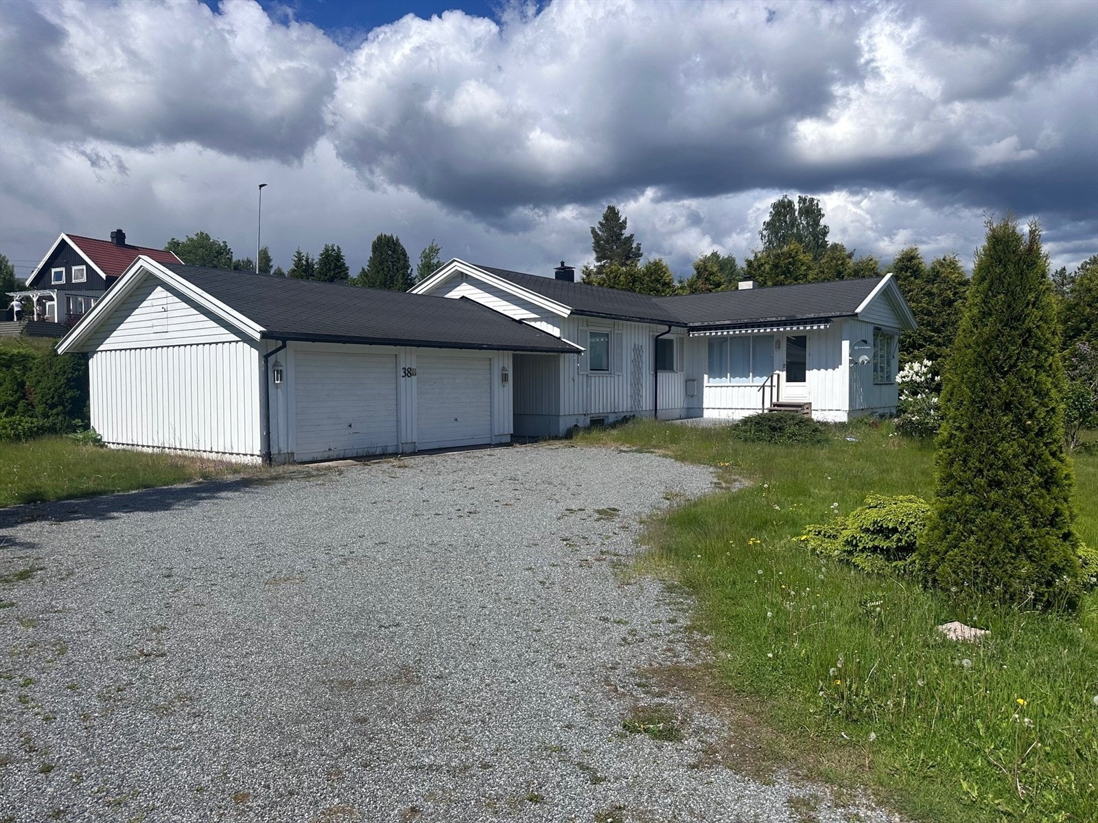 Det medfølger en dobbel garasje til boligen, og det er for øvrig godt med biloppstillingsmuligheter på gårdsplassen. Galleribilde