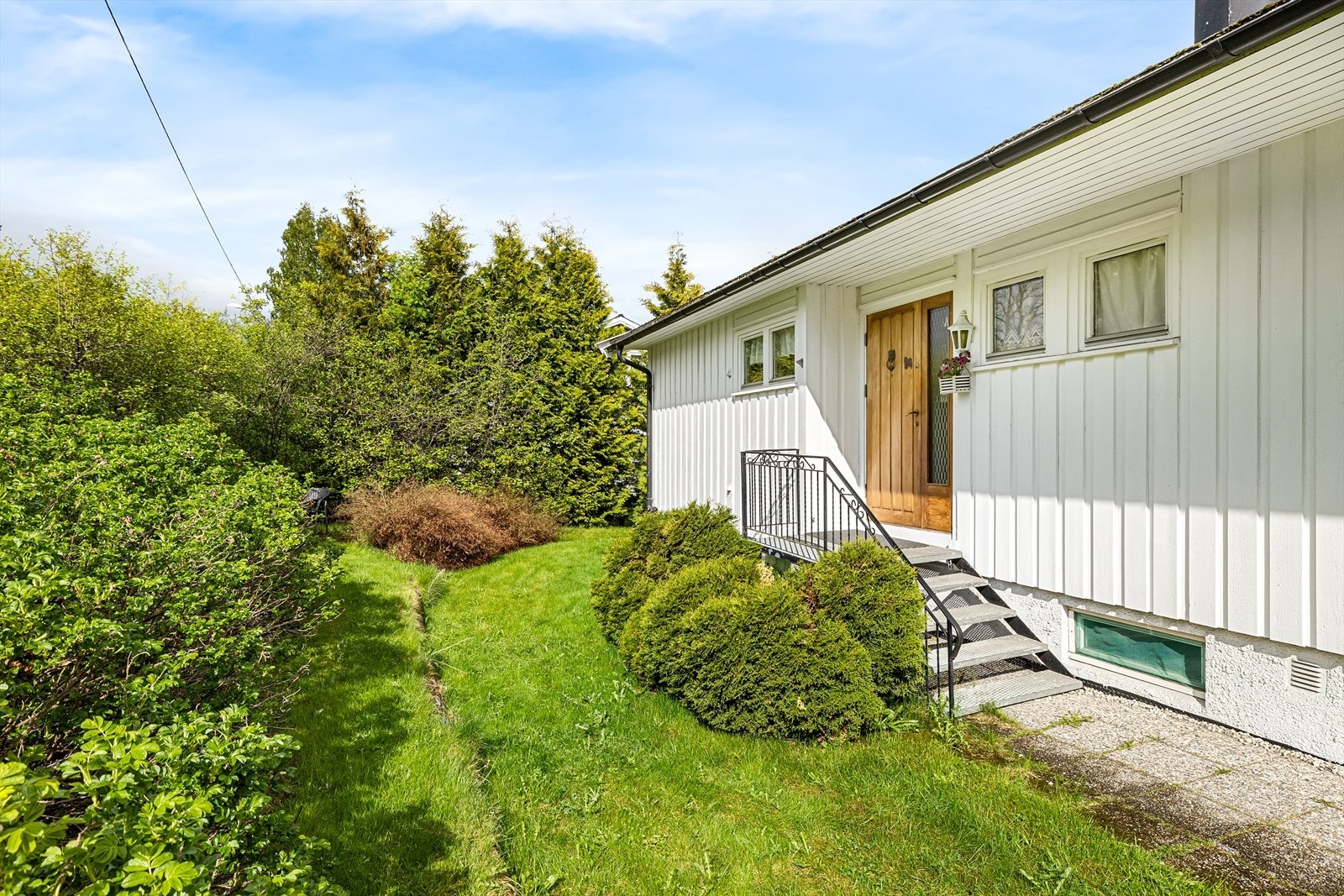 Inngangsparti til boligen via utvendig trapp på baksiden. Galleribilde