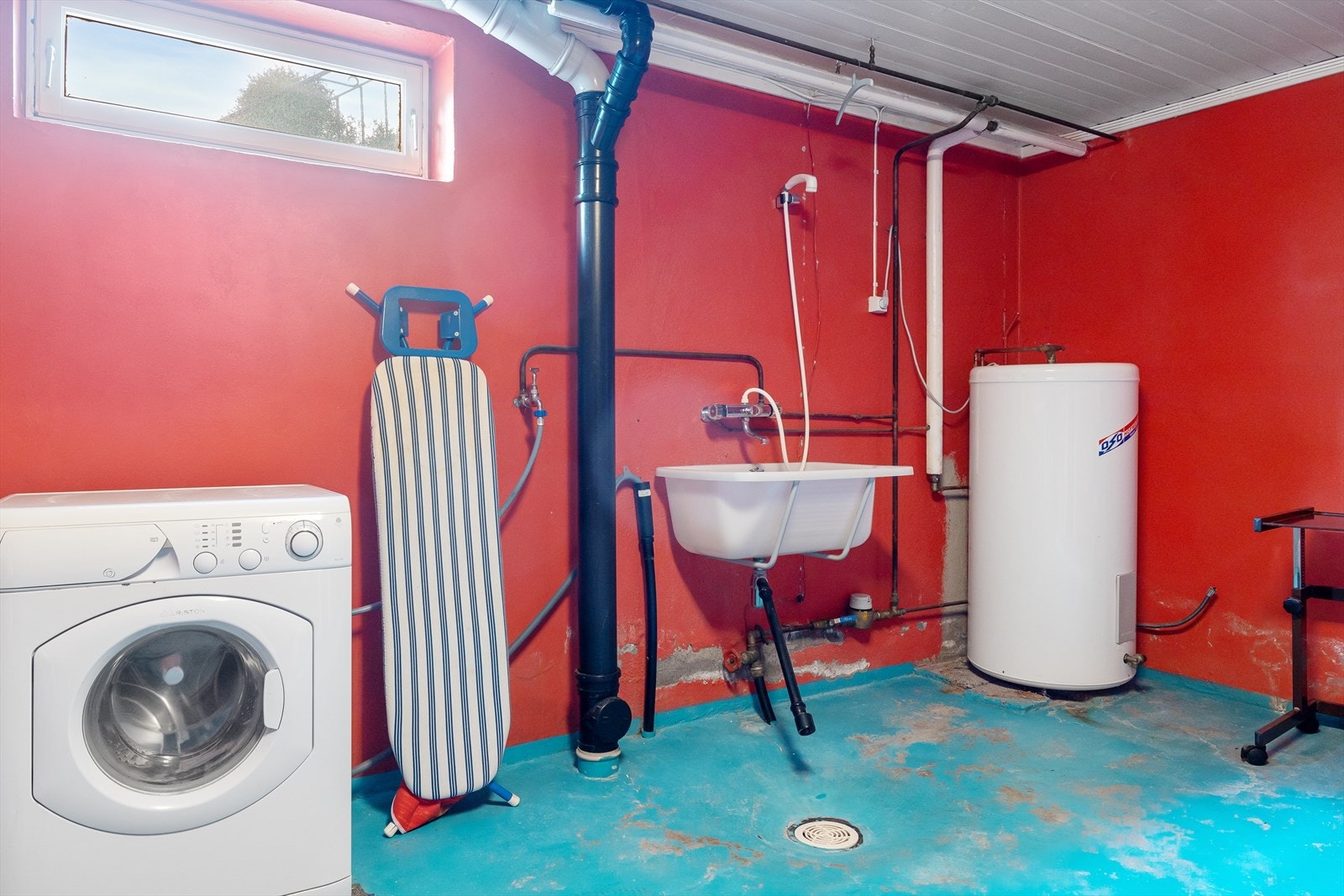 Vaskerom i kjeller med skyllekum og opplegg for vaskemaskin. Galleribilde