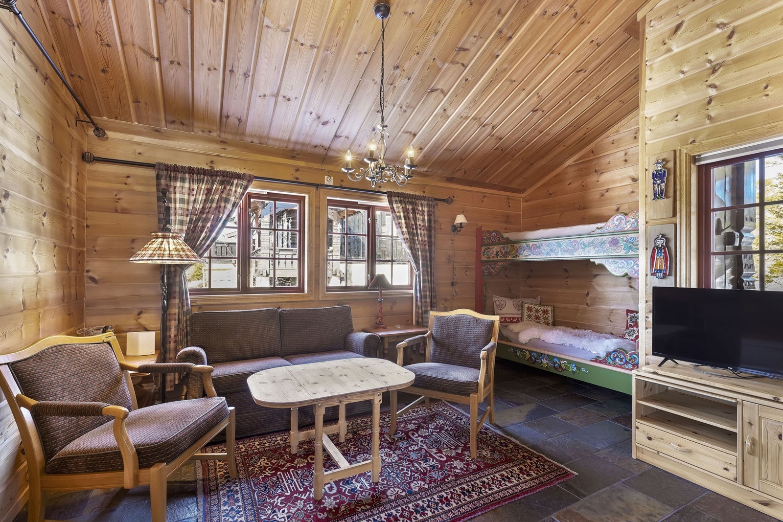 Det er varmekabler på skiferflis og plassbygd køyeseng med lekre malte detaljer Galleribilde