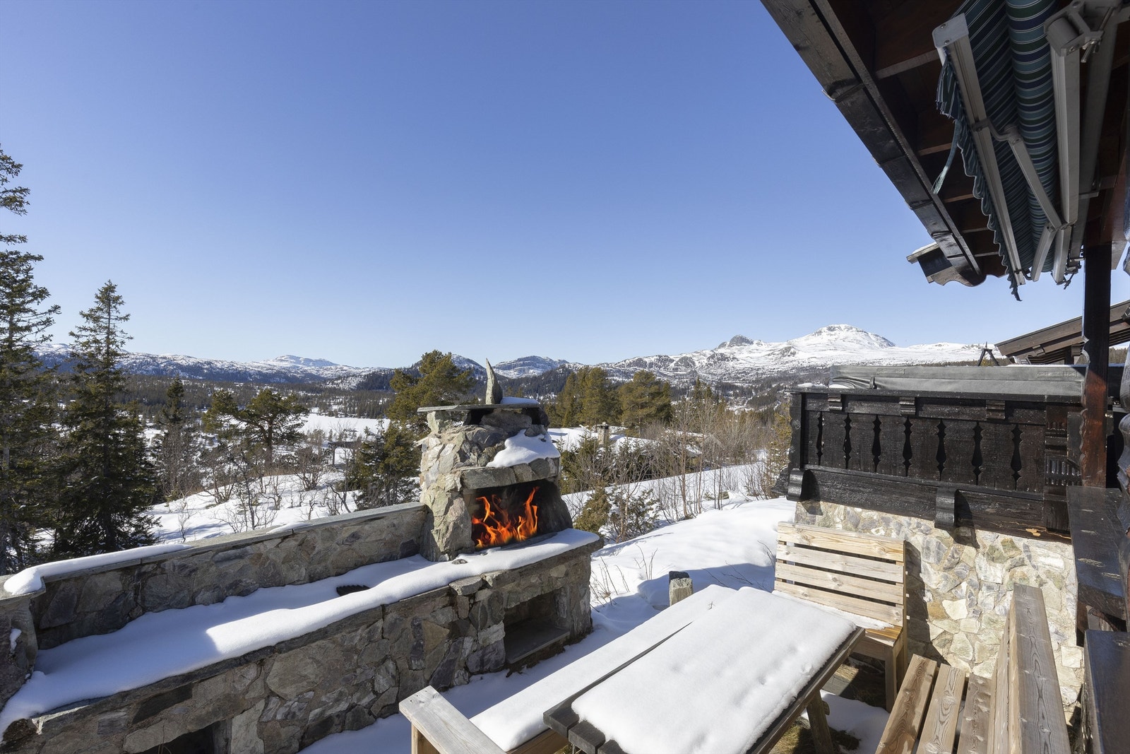 Nydelig utsikt til Toskjærvatnet og Gaustaknea Galleribilde