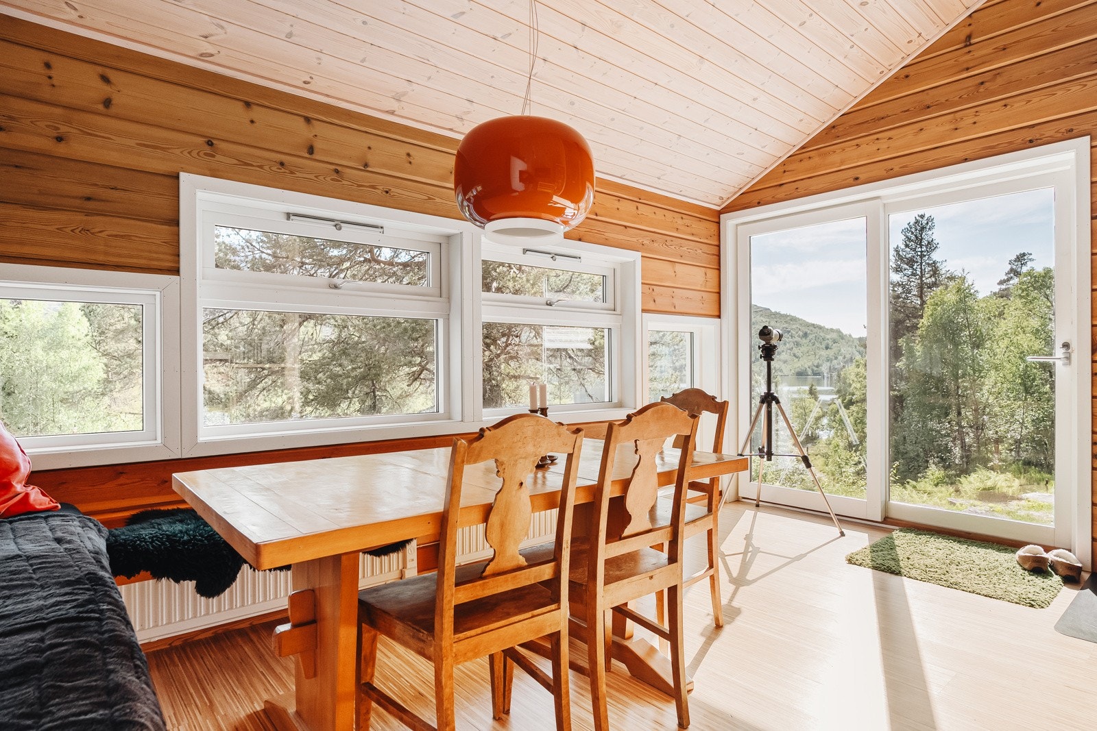 Den deilige takhøyden, i gang og spisestue, på opptil 4,75 meter kombinert med de mange vindusflatene gir en helt unik atmosfære og karakter i rommet. Galleribilde