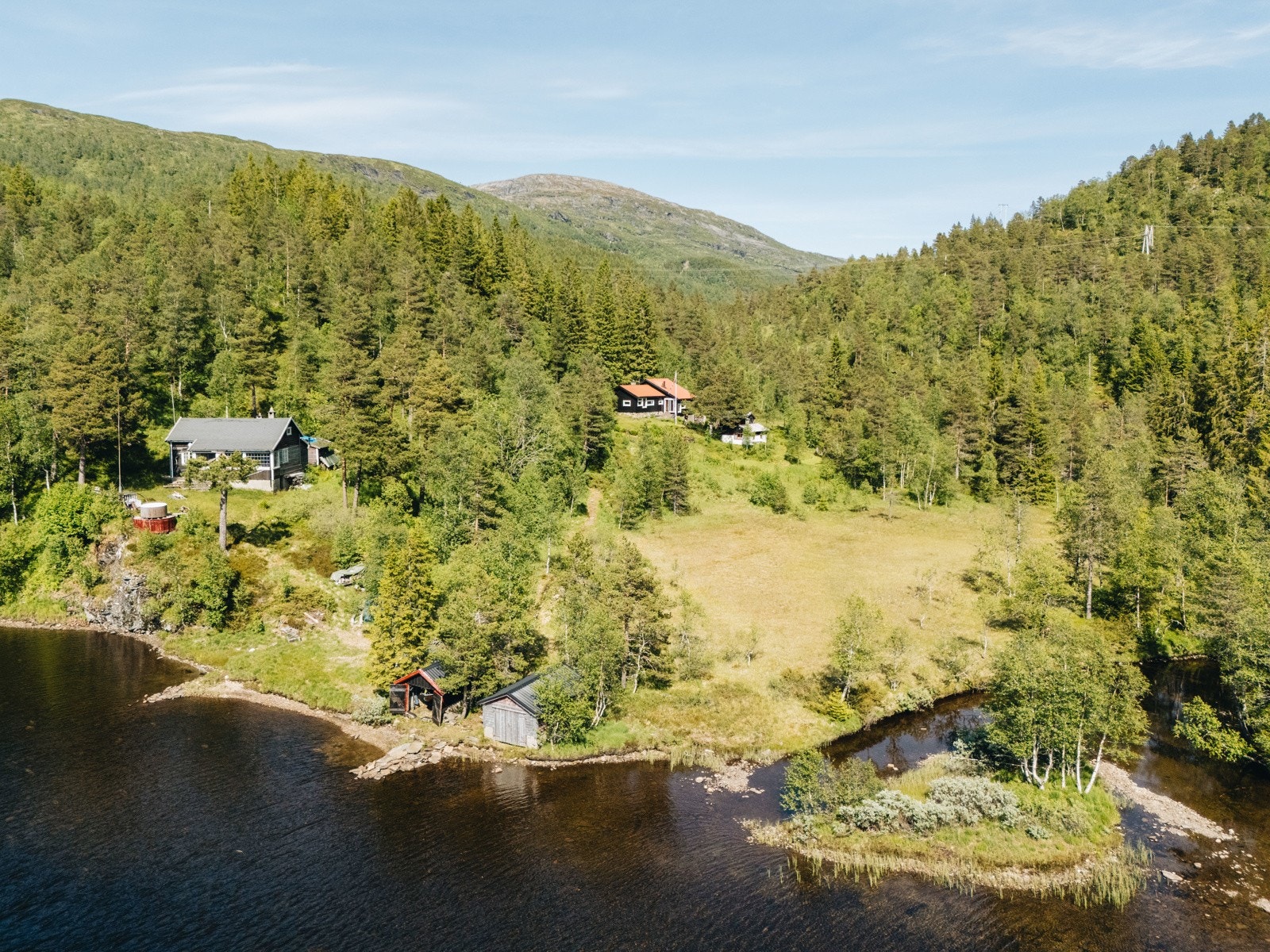 Eikedalsvannet glitrer i lav kveldssol og gir ikke bare vakker utsikt, men også gode fiskemuligheter for den som liker rolige stunder med stang i hånden. Galleribilde