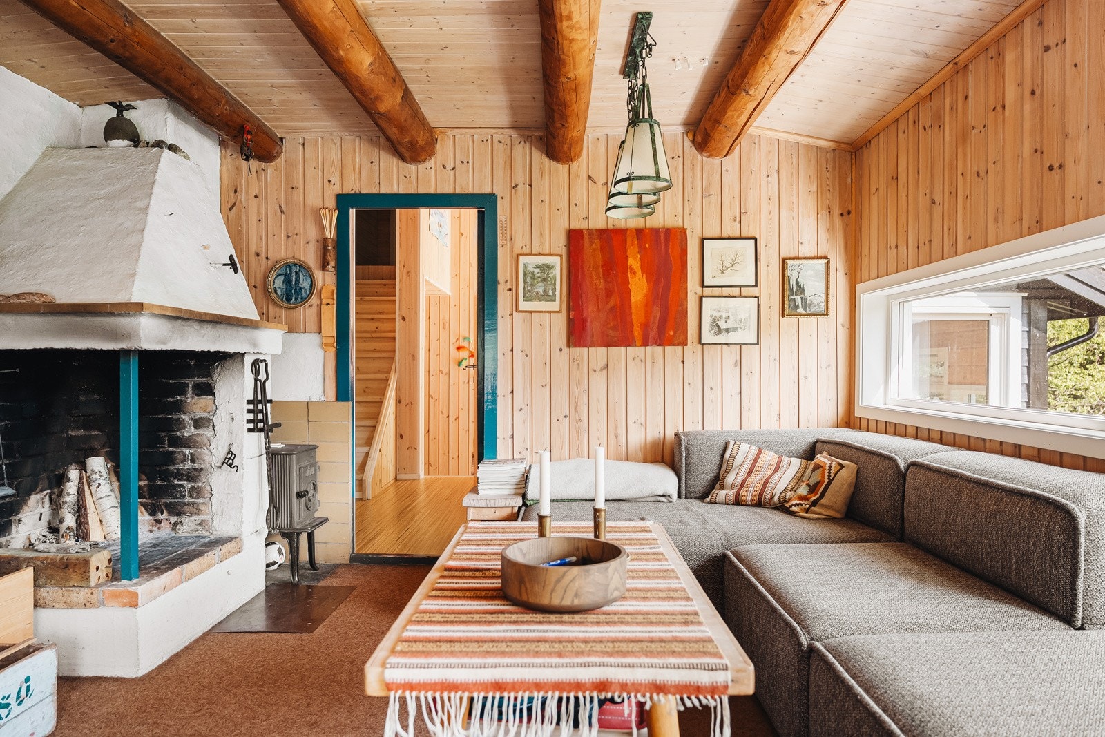 Fra gangen er det også tilkomst inn i den svært hyggelige peisestuen. Galleribilde