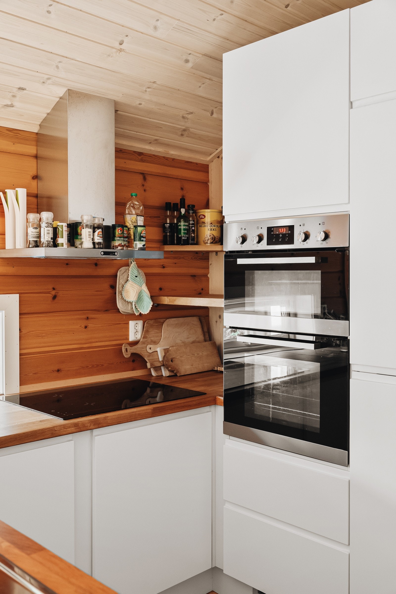 Godt med skap og benkeplass. Et kjøkken det er kjekt å utfolde seg på! Galleribilde