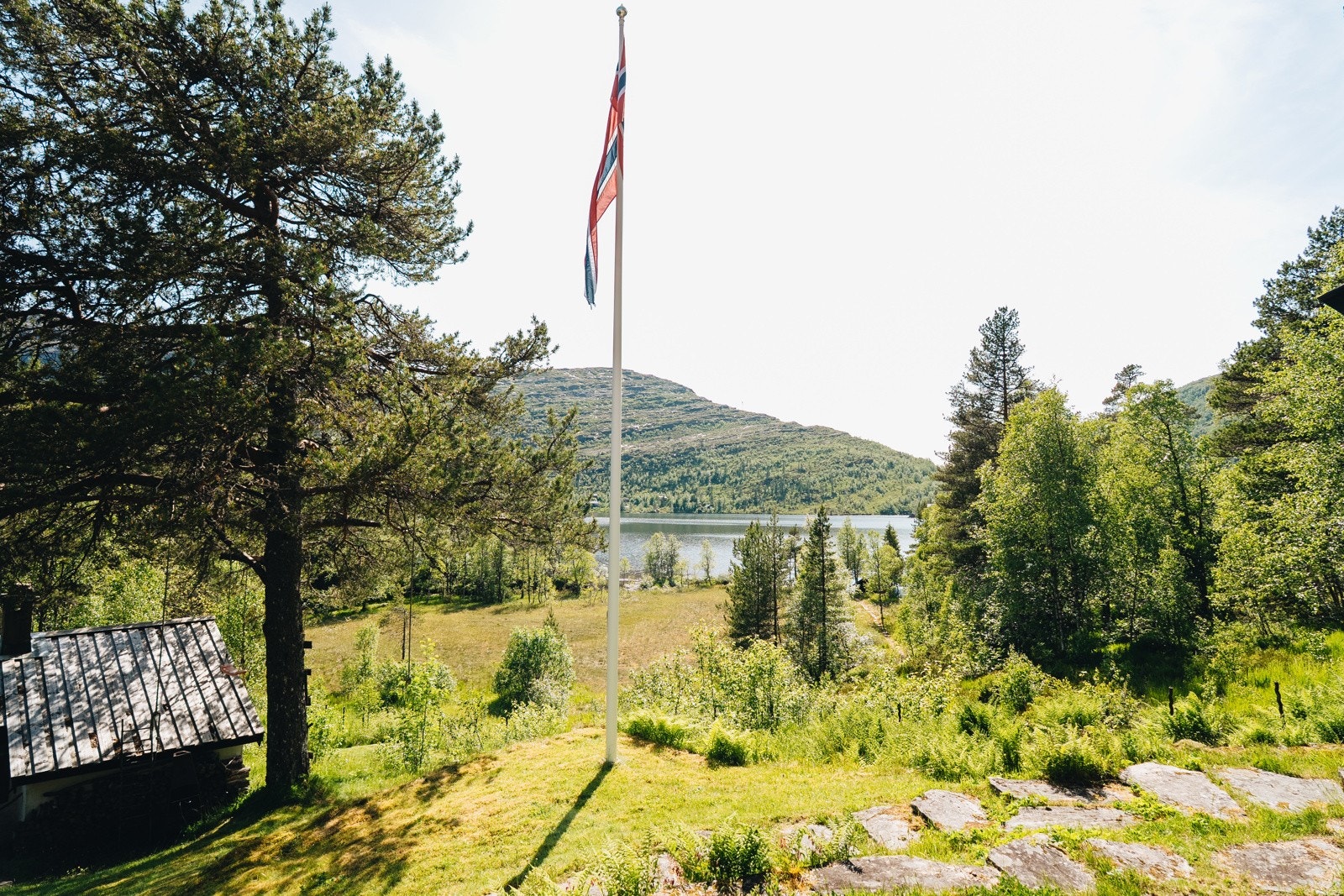 Solforholdene er meget gode, og sommerstid har du den fra morgen til sen kveld rundt hytten. Galleribilde