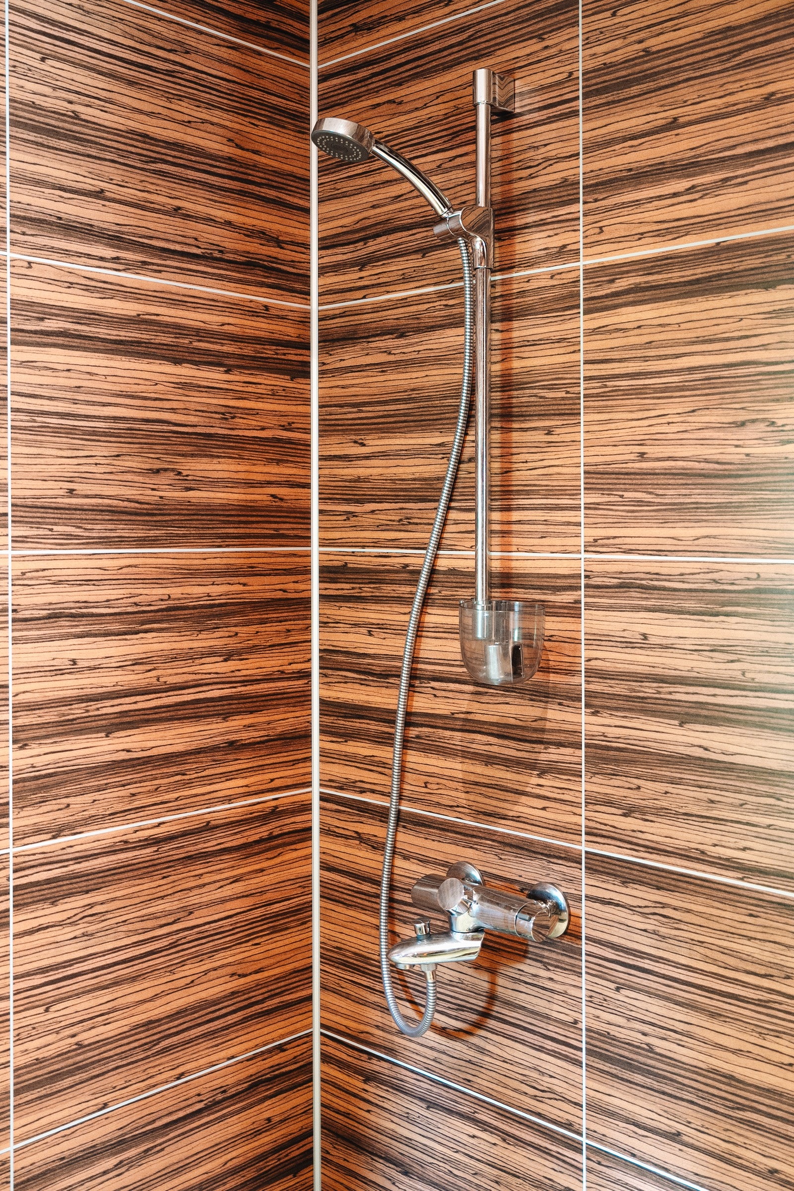 Det er plastsluk, elektrisk vifte på vegg og elektriske varmekabler i gulvet. Galleribilde