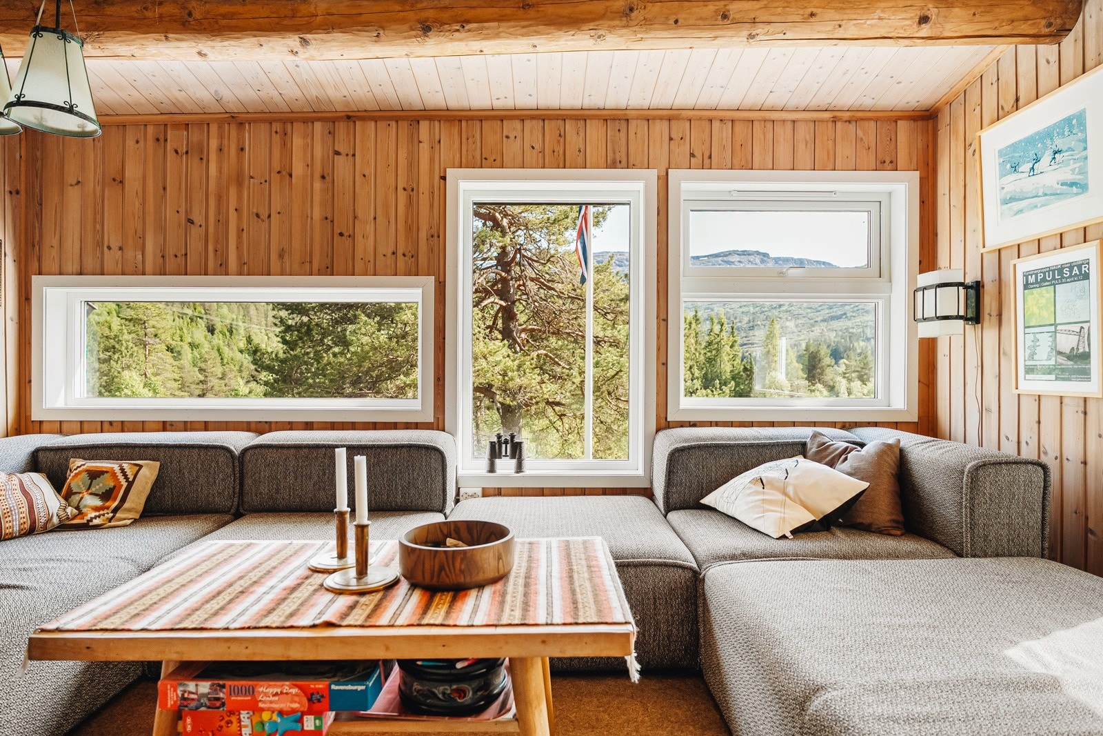 Rikelige mengder med naturlig dagslys slipper inn de mange store vindusflatene. Galleribilde