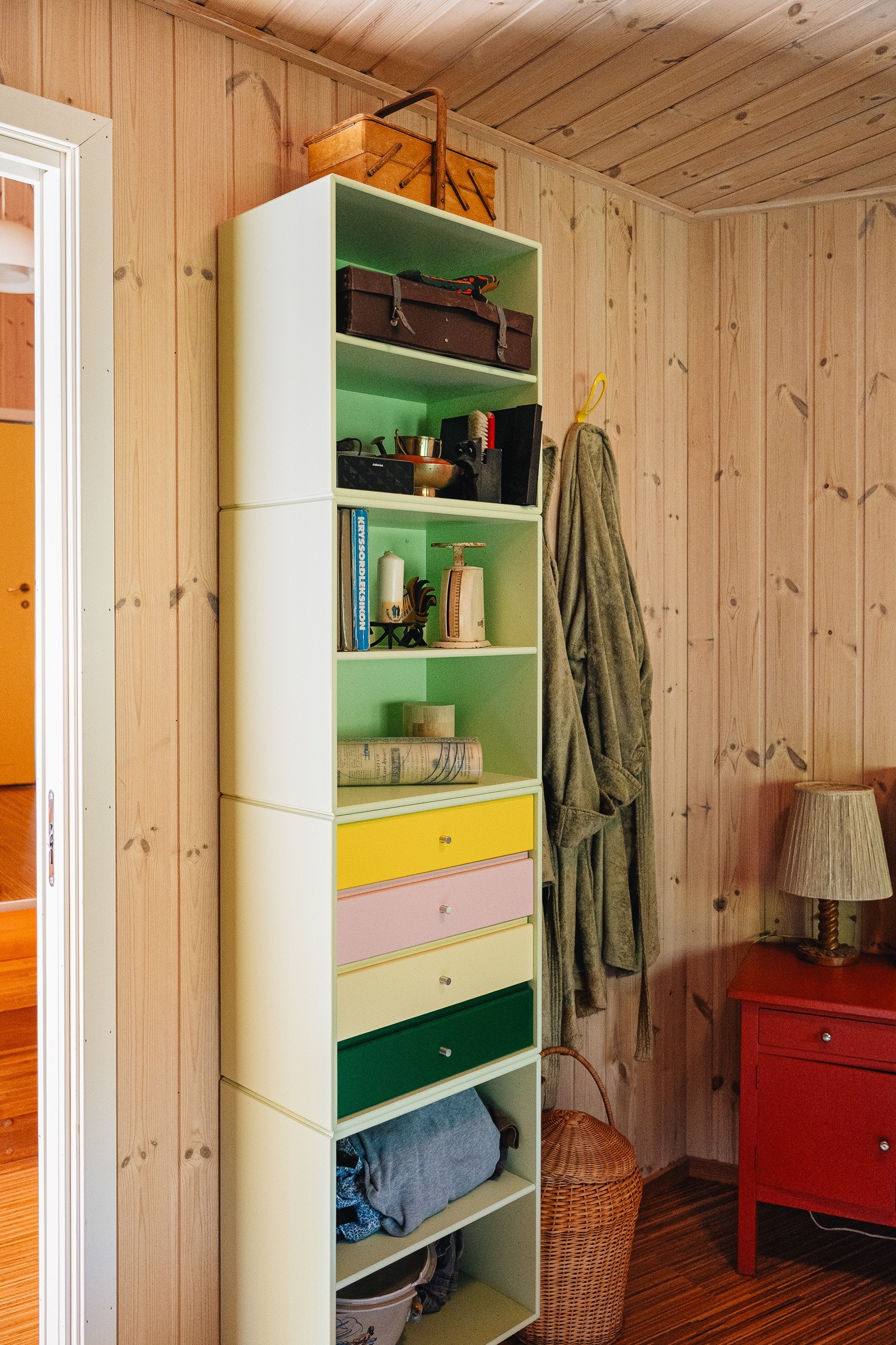 Gangen har innfelte spotter i himling og laminatfliser på gulvet med gulvvarme - utrolig praktisk om man kommer inn fra båttur med våte støvler eller skistøvler full i snø etter en lang dag i bakken. Galleribilde