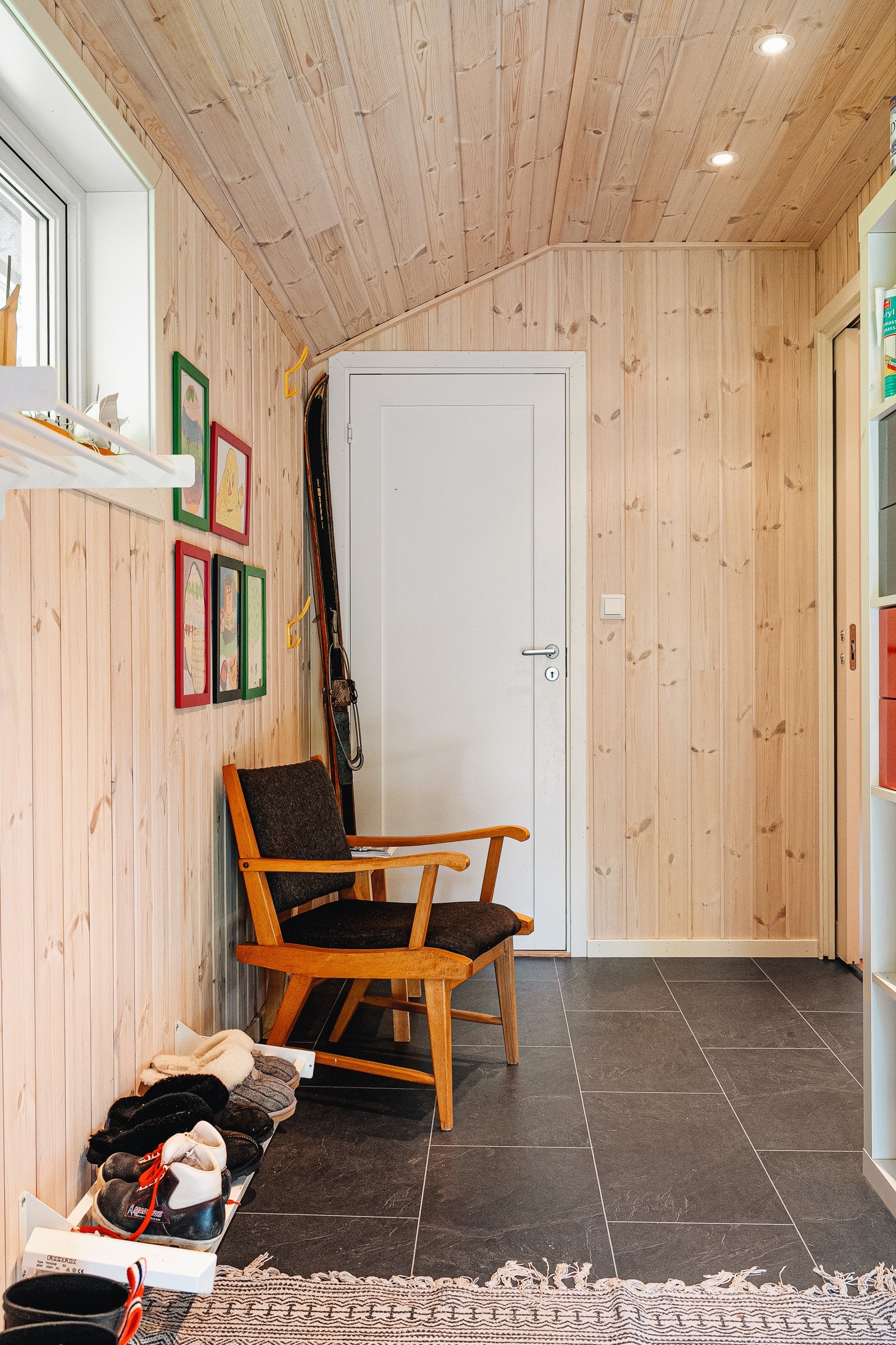 Entréen på siden av hytten tar deg inn i den romslige gangen, hvor du har rikelig med plass til å henge unna yttertøyet før du går videre inn. Galleribilde