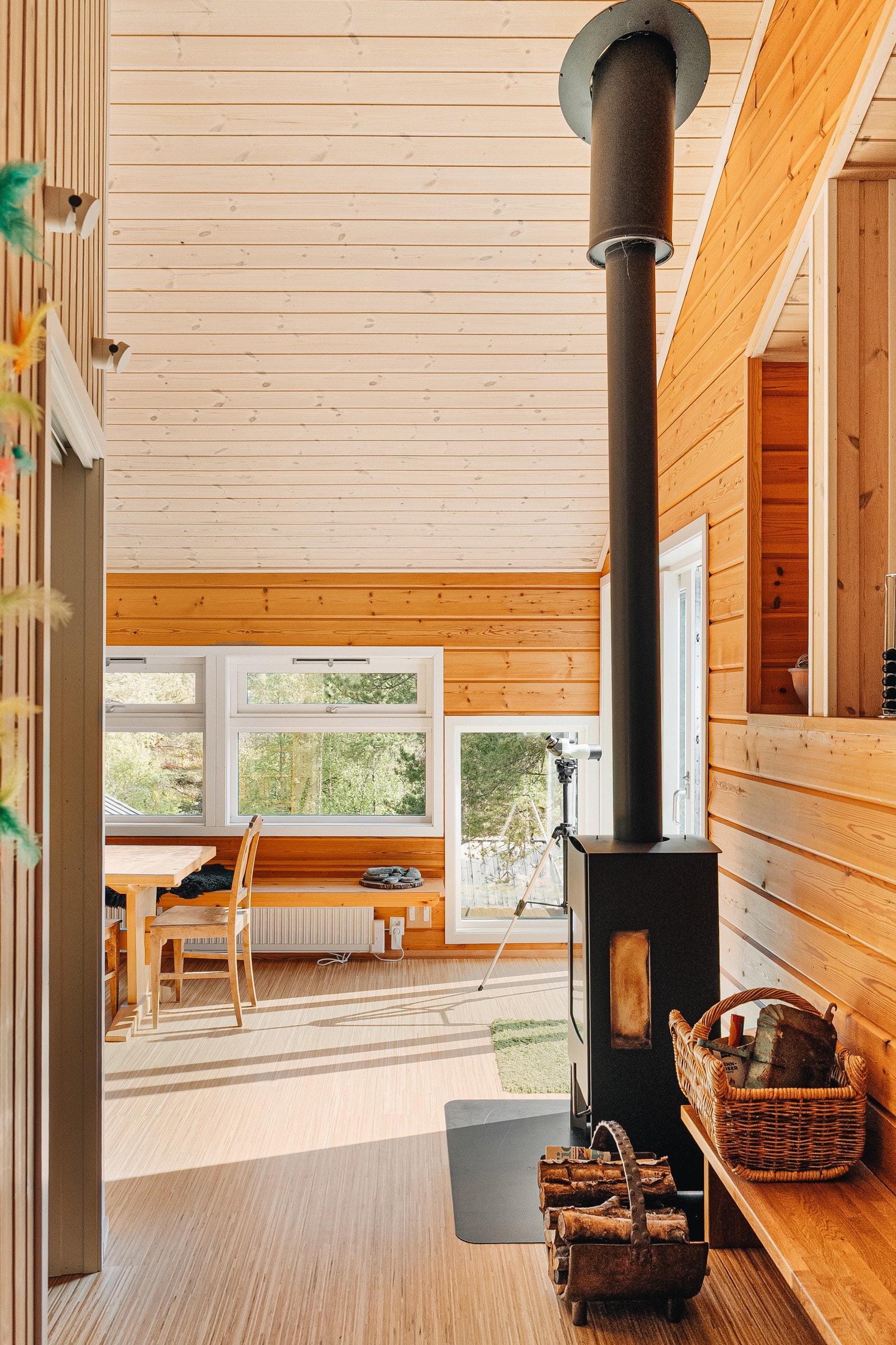 Fra peisestuen går du videre igjennom kjøkkenet og til den fantastiske spisestuen. Galleribilde