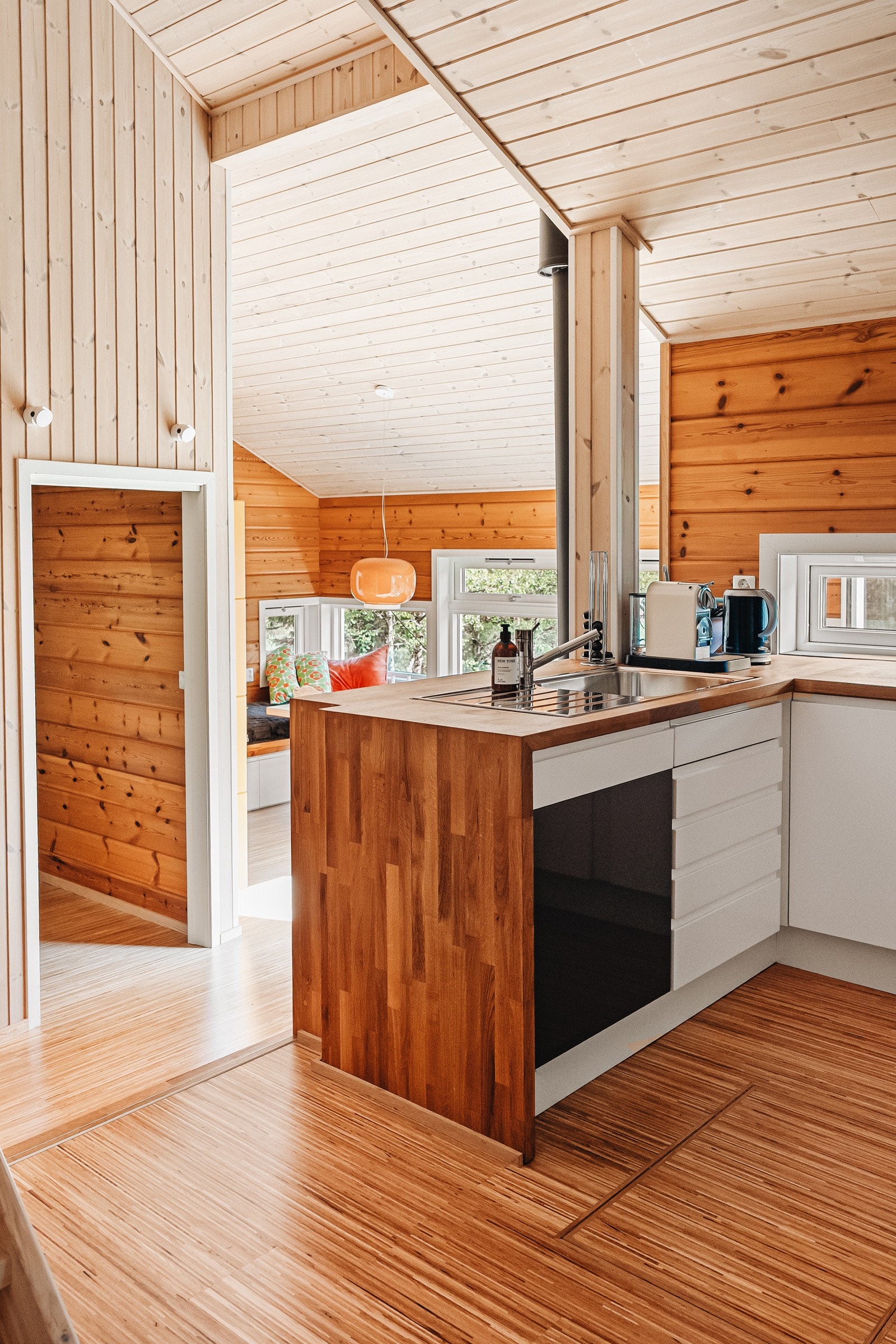 Kjøkkenet ligger et par trappetrinn opp fra spisestuen. Det er et åpent og sosialt rom hvor man kan konversere med familien eller gjestene som utålmodig venter på et deilig måltid i spisestuen. Galleribilde