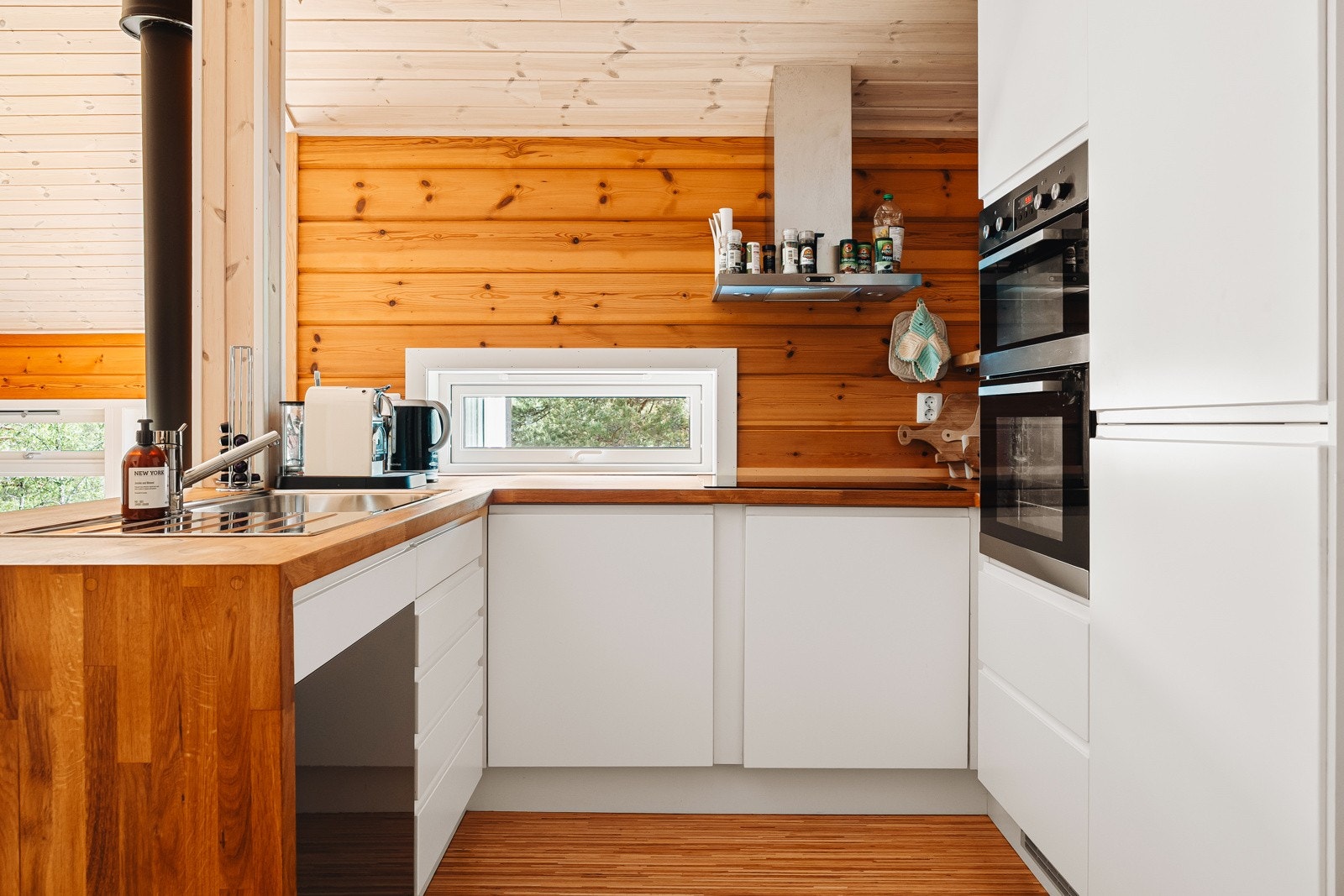 Kjøkkenet har parkett på gulv og panel på vegger og himling. Galleribilde