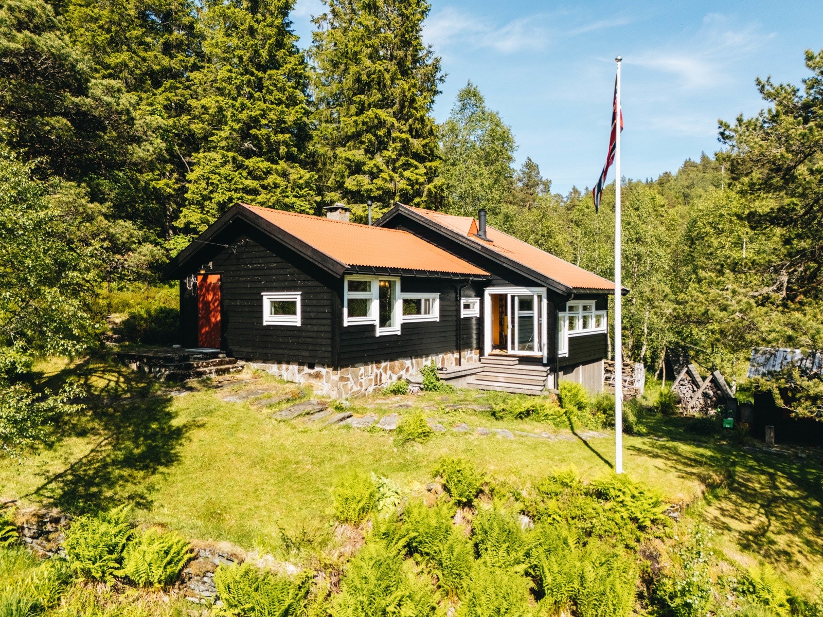 Velkommen til fantastiske Teigaberg 81! Hytten ligger fint til, plassert syd-vestvendt, med utsikt mot Eikedalsvannet. Galleribilde