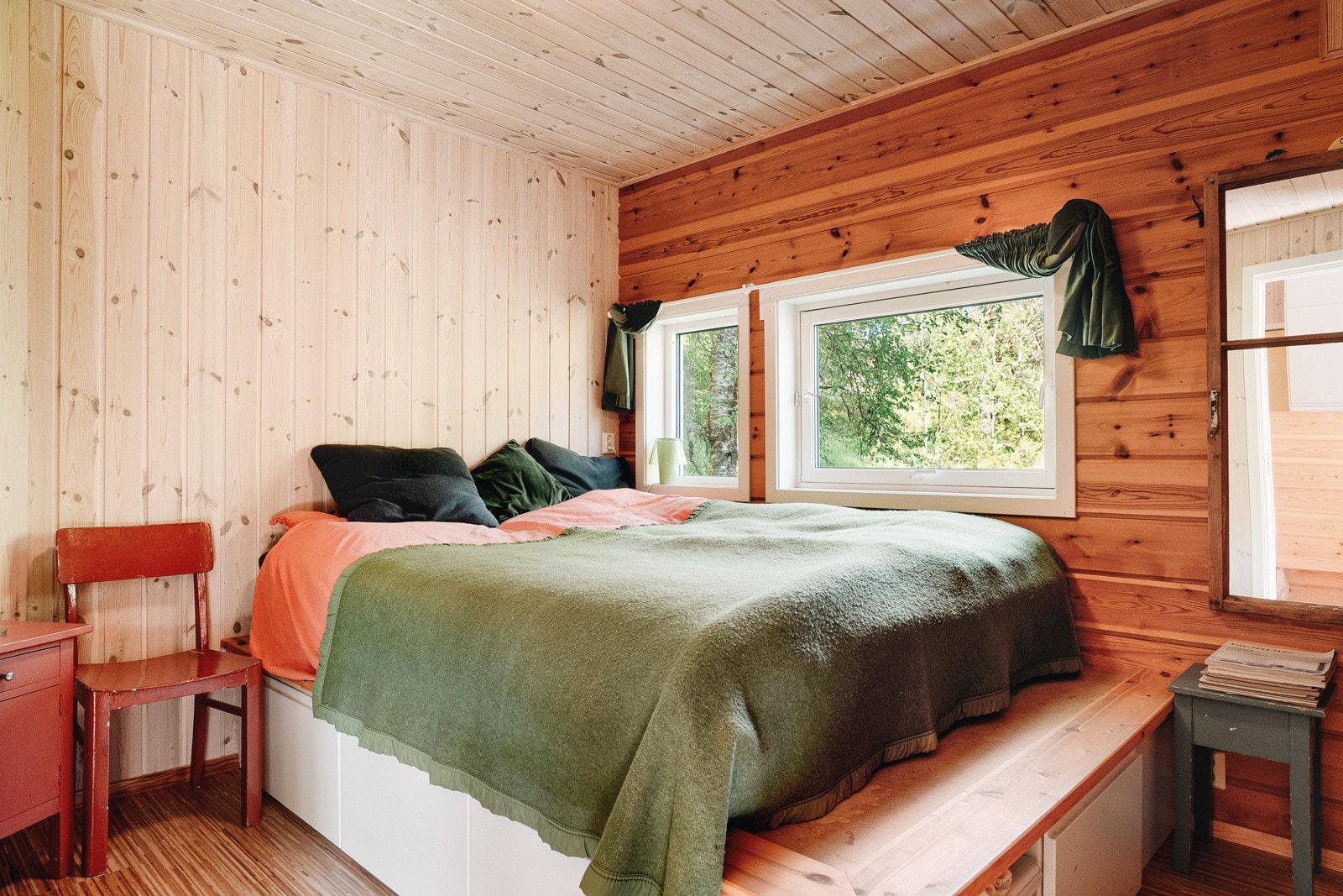 Soverommene på 9,2 m² og 6,1 m² har begge parkett på gulv og panel på vegger og himling. Galleribilde