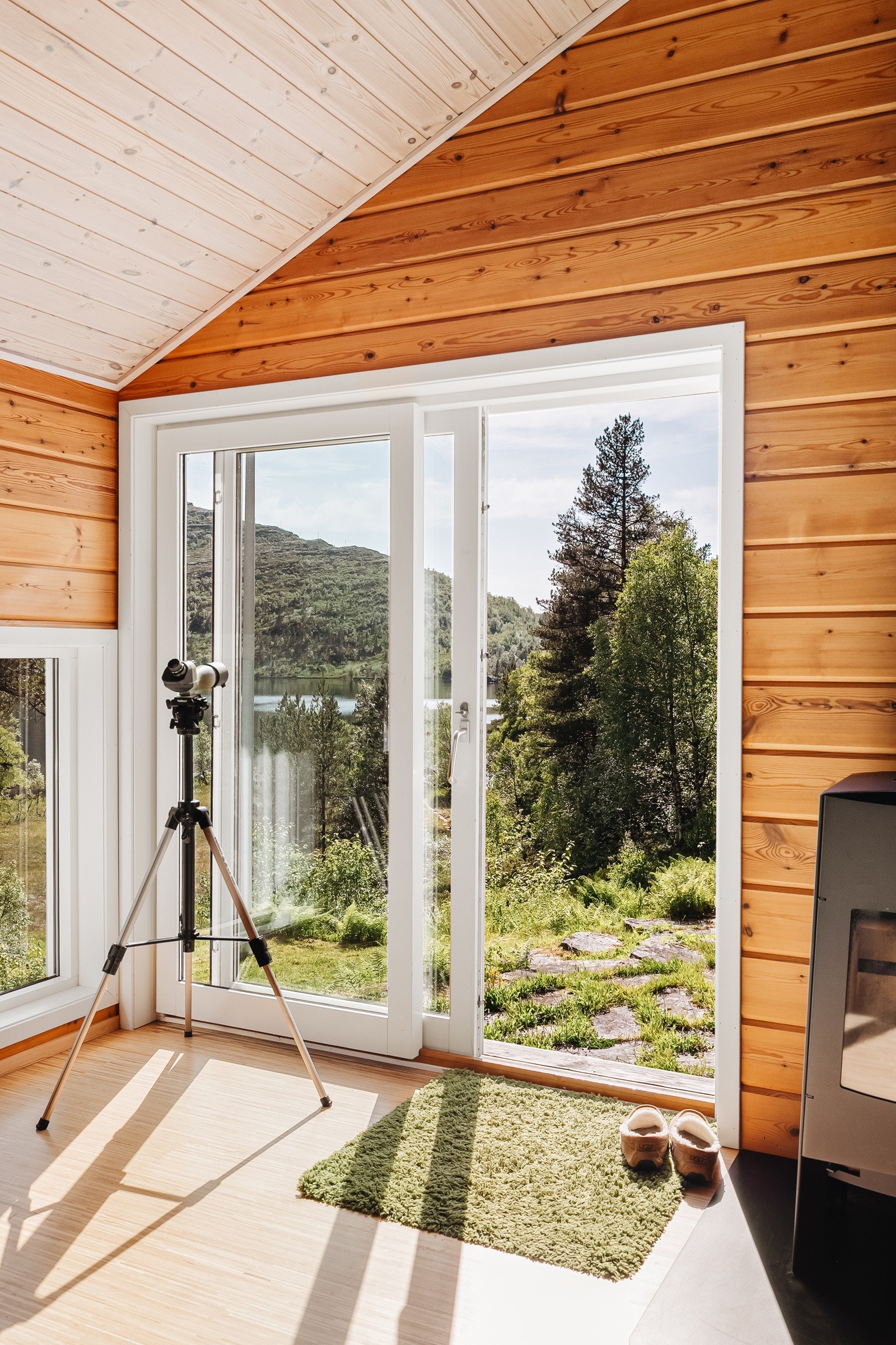 Det er en stor skyvedør i glass i spisestuen med tilkomst til hage og utearealer - perfekt på fine sommerdager hvor man er mye ute! Galleribilde