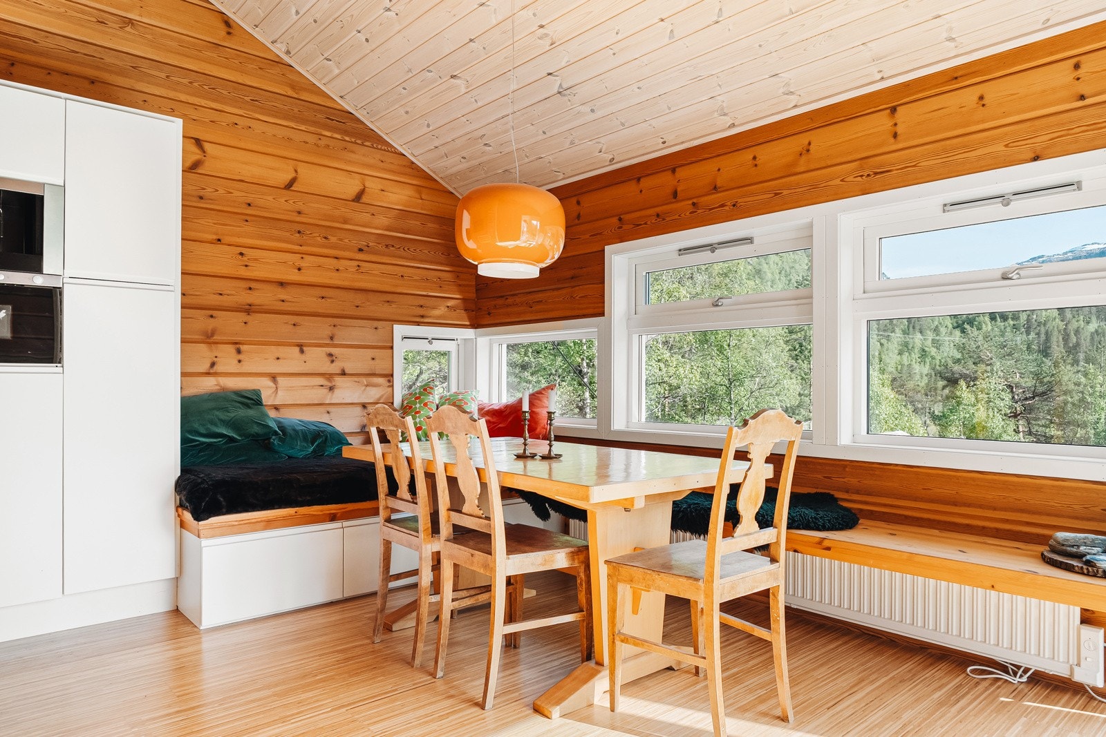 Det er montert høyskap i spisestuen - med integrert mikrobølgeovn, kjøleskap og kaffemaskin. Galleribilde