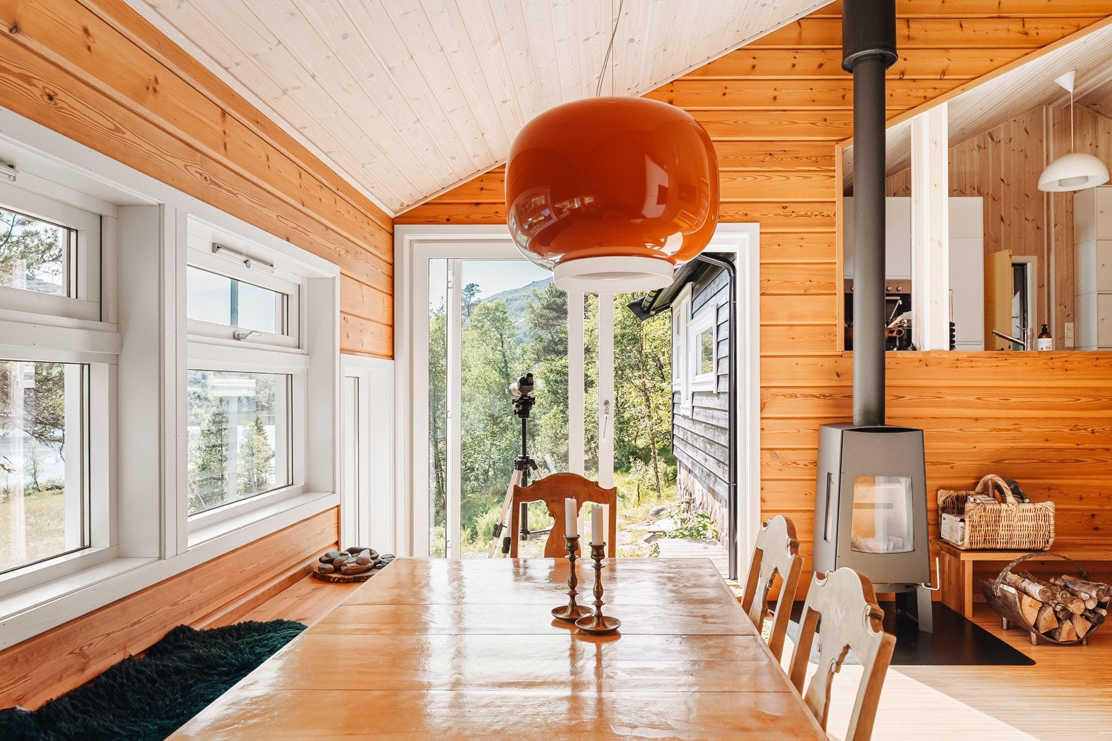 Du trekkes umiddelbart mot de mange store vindusflatene som gir et fantastisk lys og en vakker utsikt mot Eikedalsvannet. Galleribilde