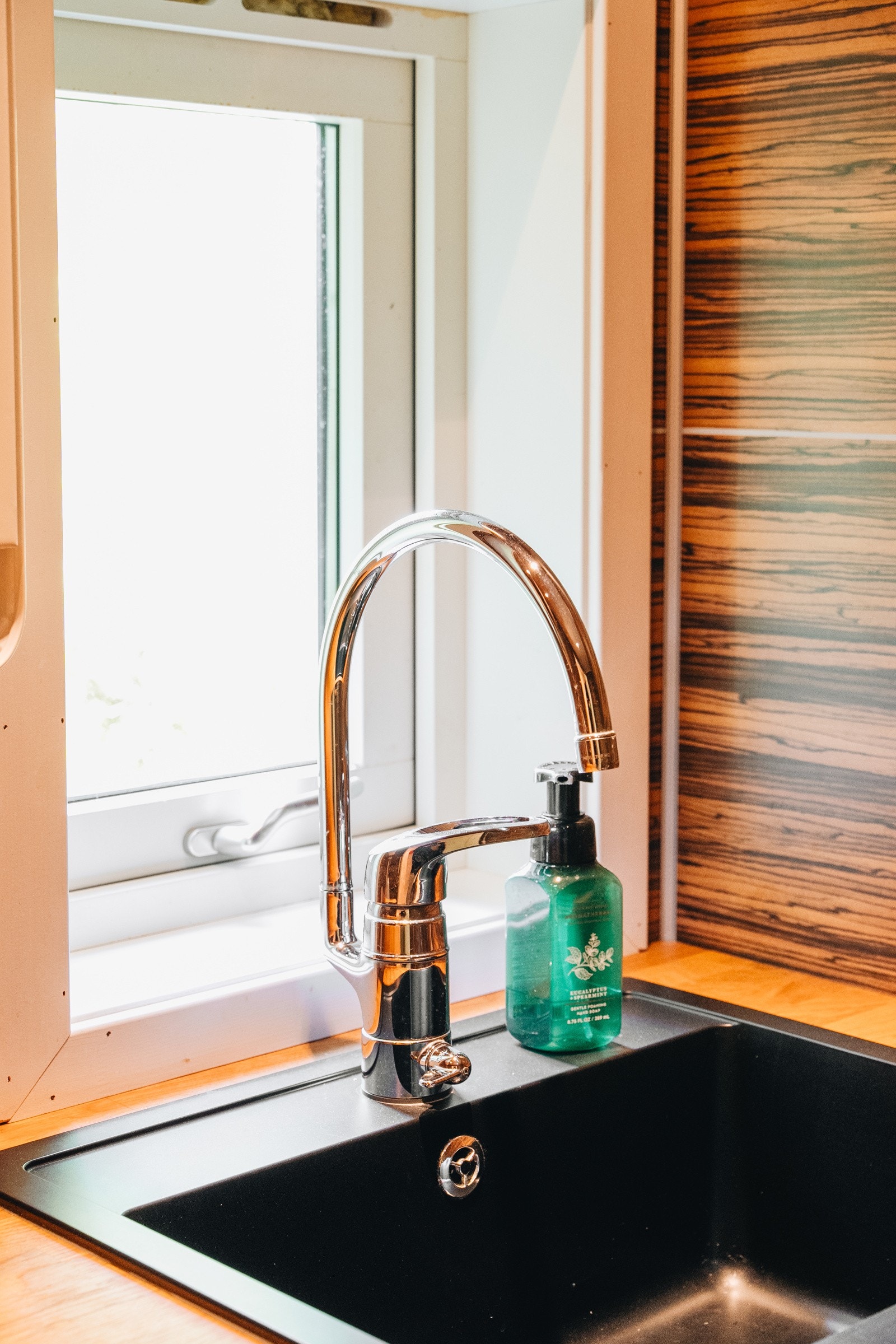 Det er innredet med et baderomsmøbel i tre med nedfelt sort vask og ett-greps blandebatteri, speilskap, pissoar, opplegg for vaskemaskin/tørketrommel og dusj med dusjgarnityr samt hånddusj. Galleribilde