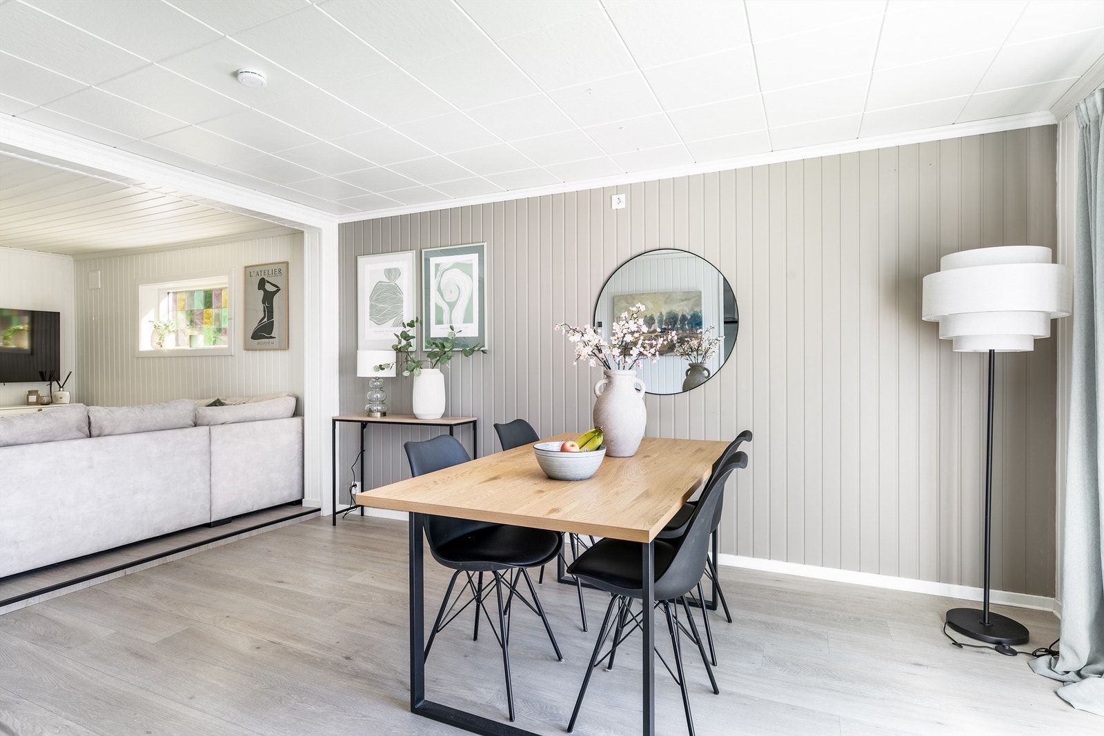 Stuen er nær åtte meter lang og rommer uten trengsel både et spisebord og en sofagruppe. Galleribilde