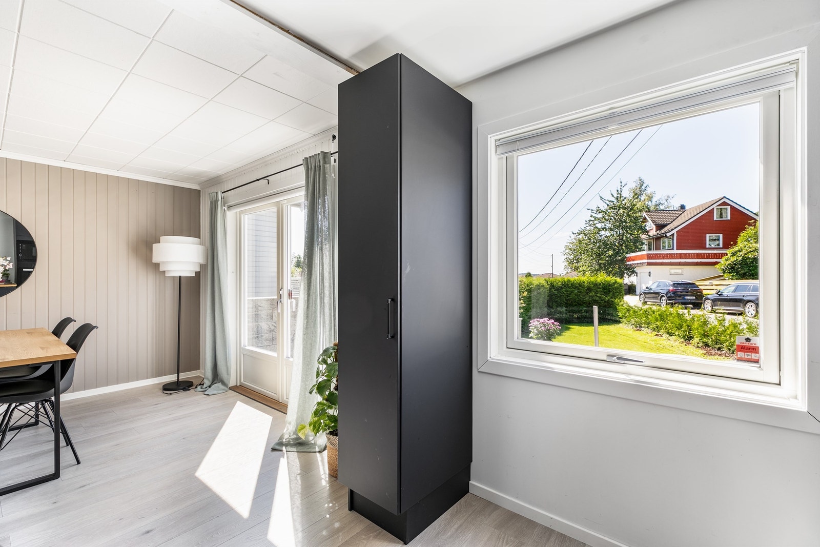 I anledning oppussing av boligen ble også romløsningen noe endret og kjøkkenet åpnet mot stuen. Galleribilde