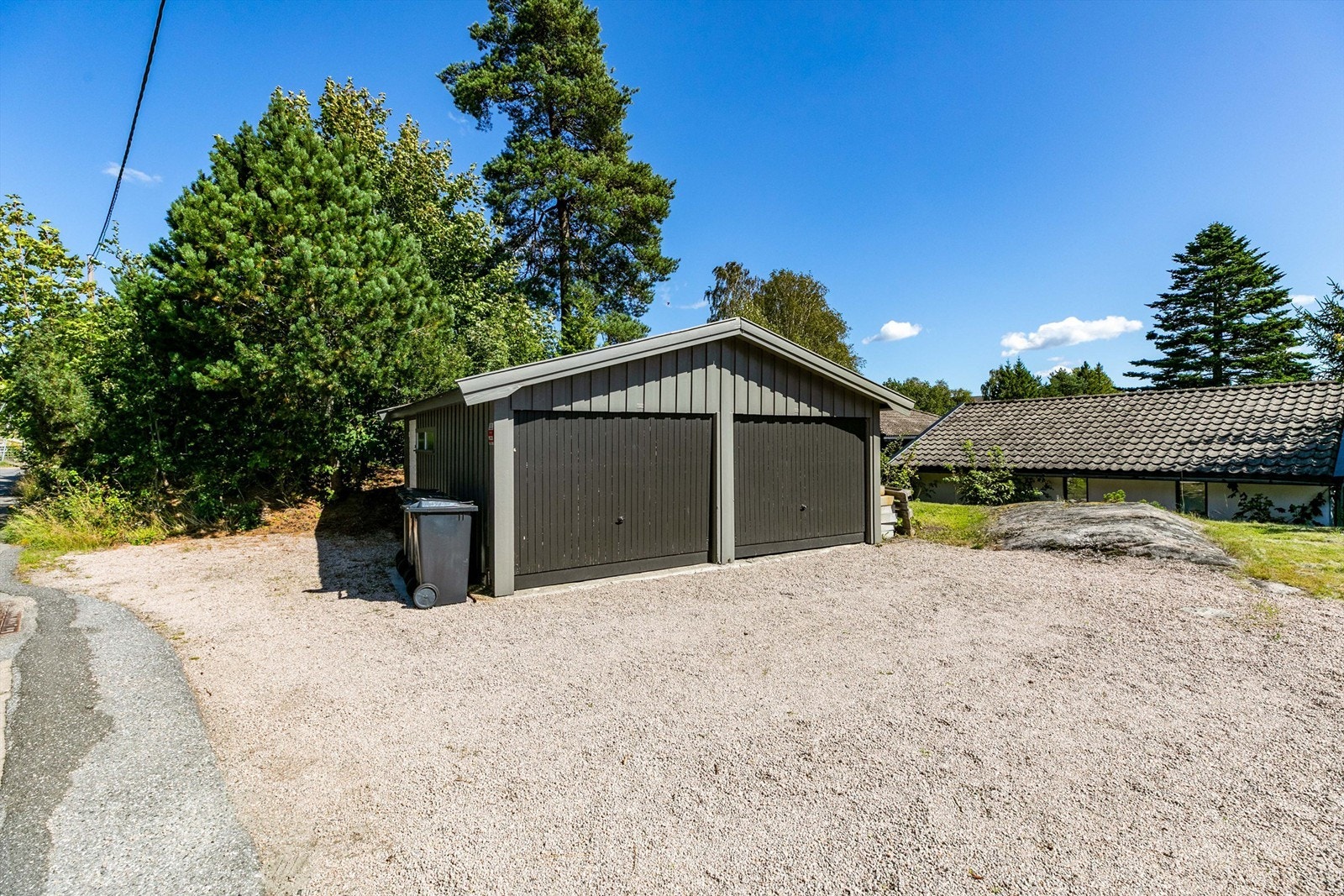 Garasjen ble oppført i 1980 og er oppmålt til 34 kvm. Galleribilde