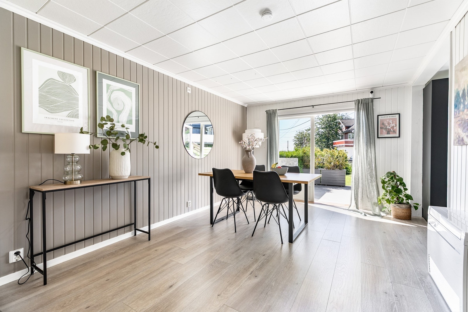 Innvendig ble omfattende oppussing og modernisering utført rundt 2020/2021. Overflatene ble behandlet eller skiftet ut. Galleribilde